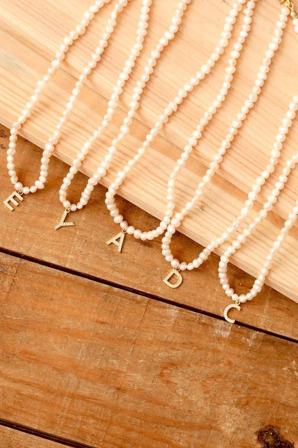 Linya Jewellery-Mono J Harfli İnci Kolye-Kolye-3-Milagron.com