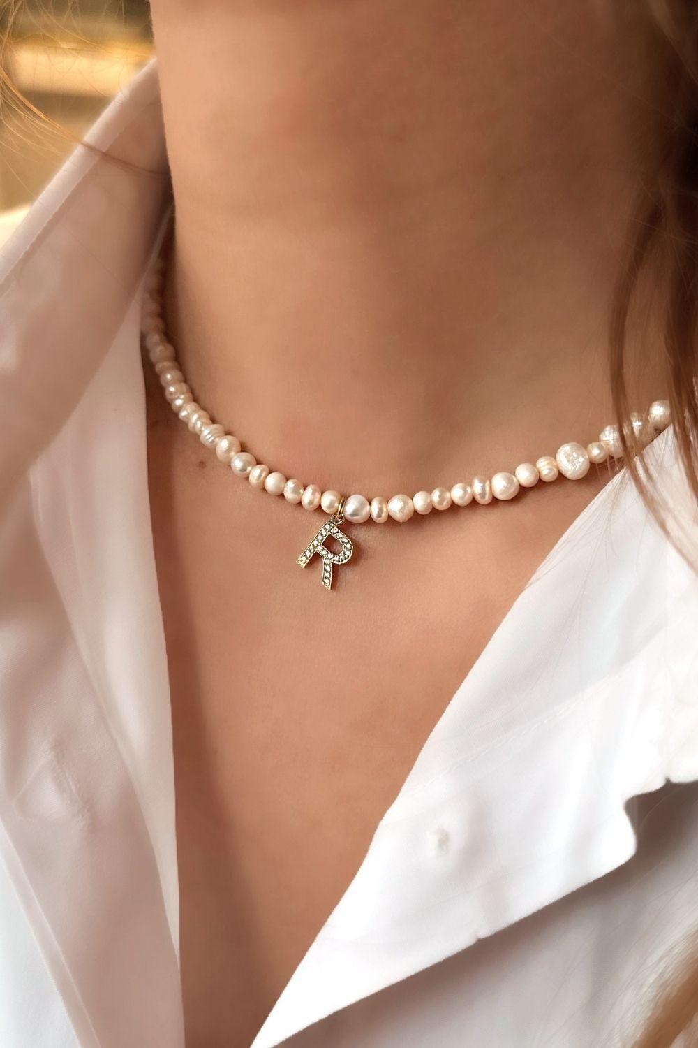 Linya Jewellery-Mono R Harfli İnci Kolye-Kolye-2-Milagron.com