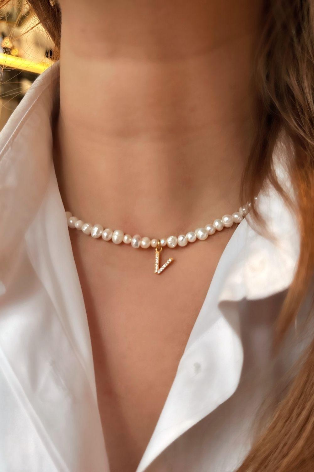 Linya Jewellery-Mono V Harfli İnci Kolye-Kolye-2-Milagron.com