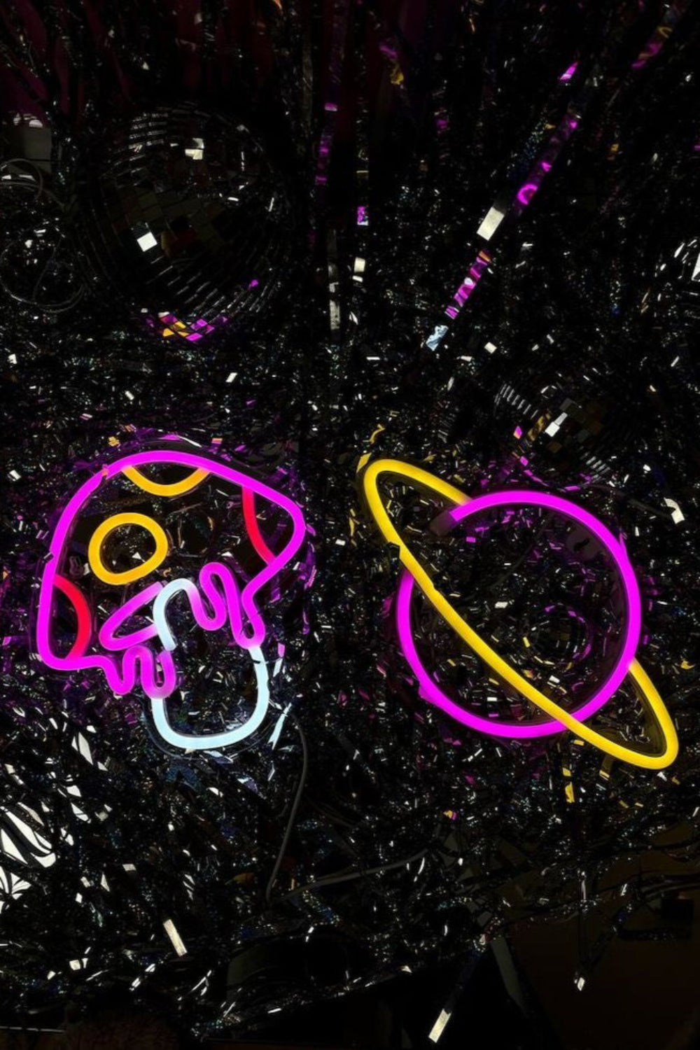 Lujolab.-Doğanın Ve Evrenin Buluşması: Mantar Ve Gezegen Neon Duvar Süsü-Duvar Süsü-1-Milagron.com