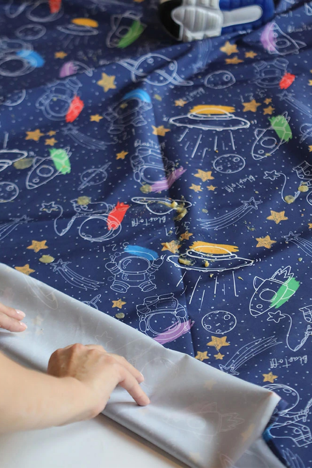 Mammam Baby-Minik Astronotlar Çok Amaçlı Su Geçirmez Yer/masa Örtüsü-Mama Önlüğü-3-Milagron.com