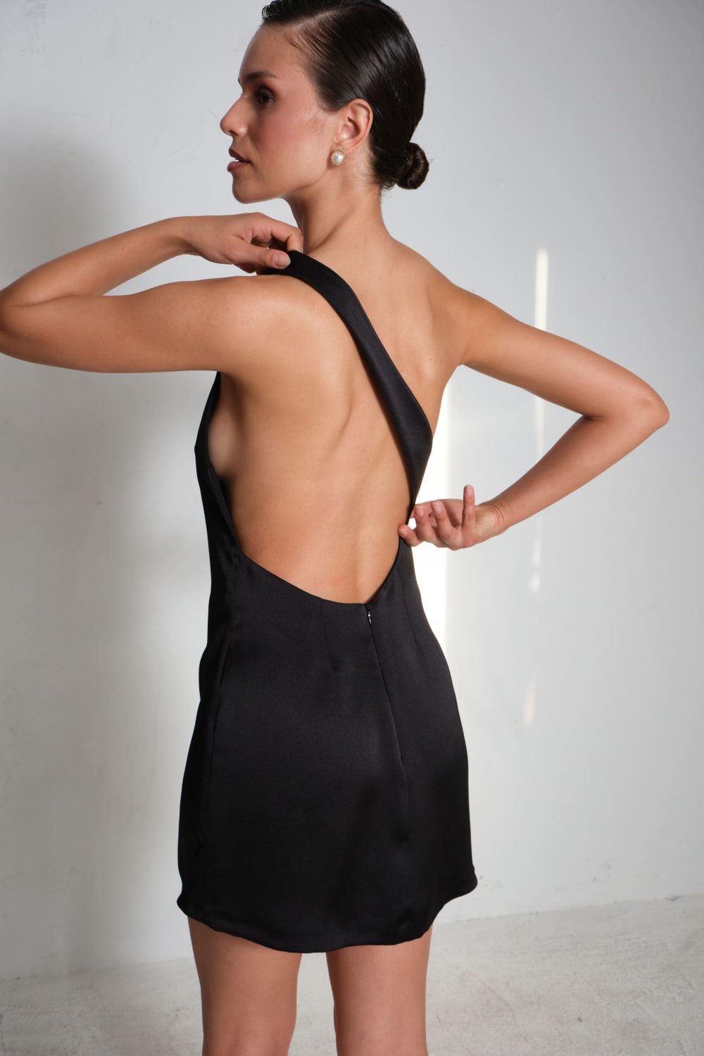 Manshet-Tilda Sırt Detaylı Saten Mini Elbise-Elbise-1-Milagron.com