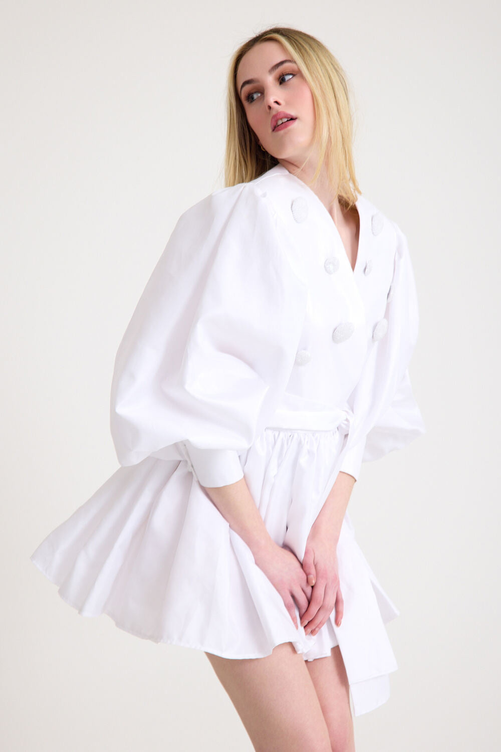 Kruvaze Kapamalı & Üzeri Dekoratif Boncuk İşlemeli Beyaz Tafta Mini Elbise - 0