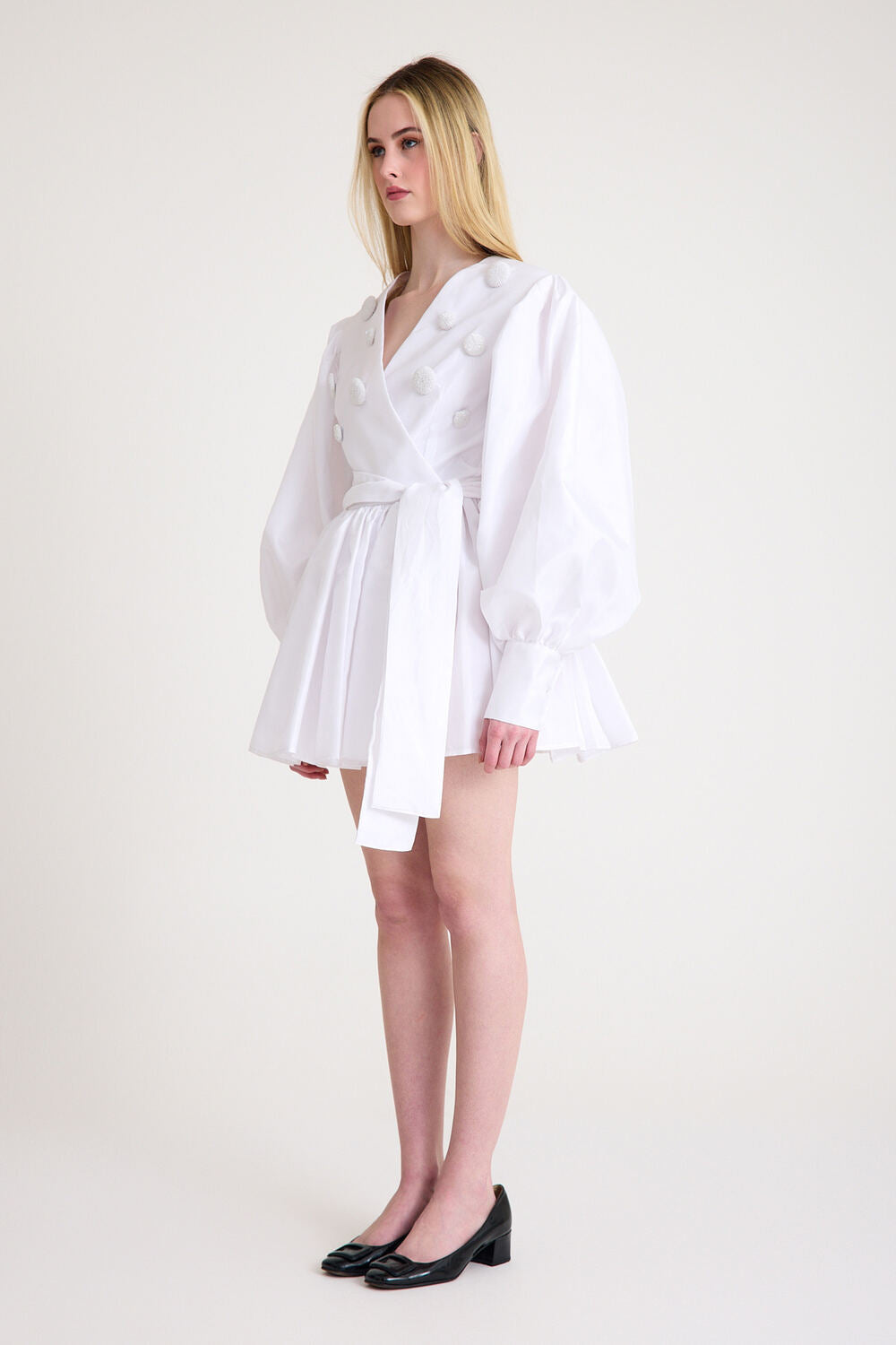 Kruvaze Kapamalı & Üzeri Dekoratif Boncuk İşlemeli Beyaz Tafta Mini Elbise - 5