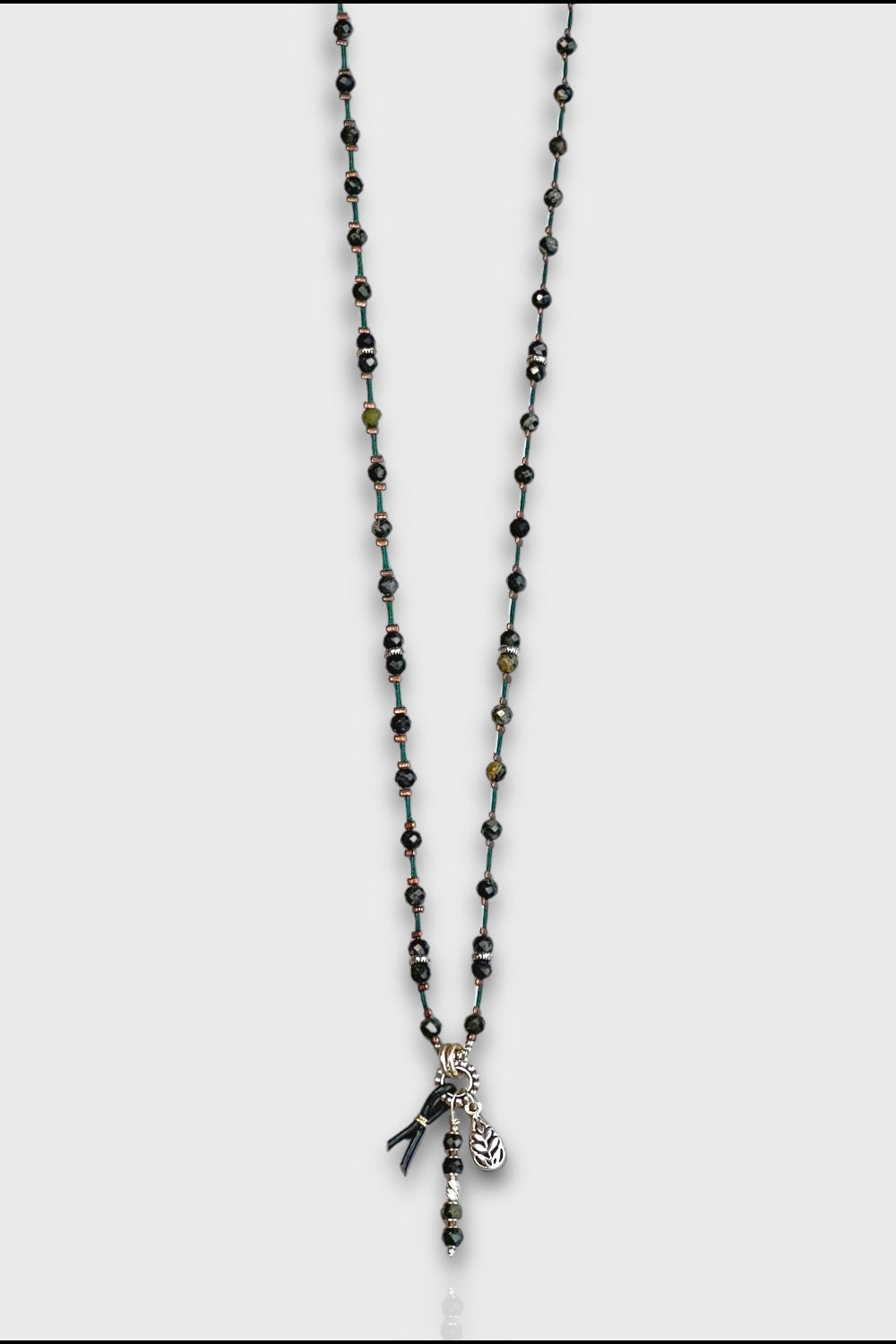 Mey Atelier-Lucius Green – Faset Kesim Yıldız Taşı Gümüş Unisex Kolye-Kolye-1-Milagron.com