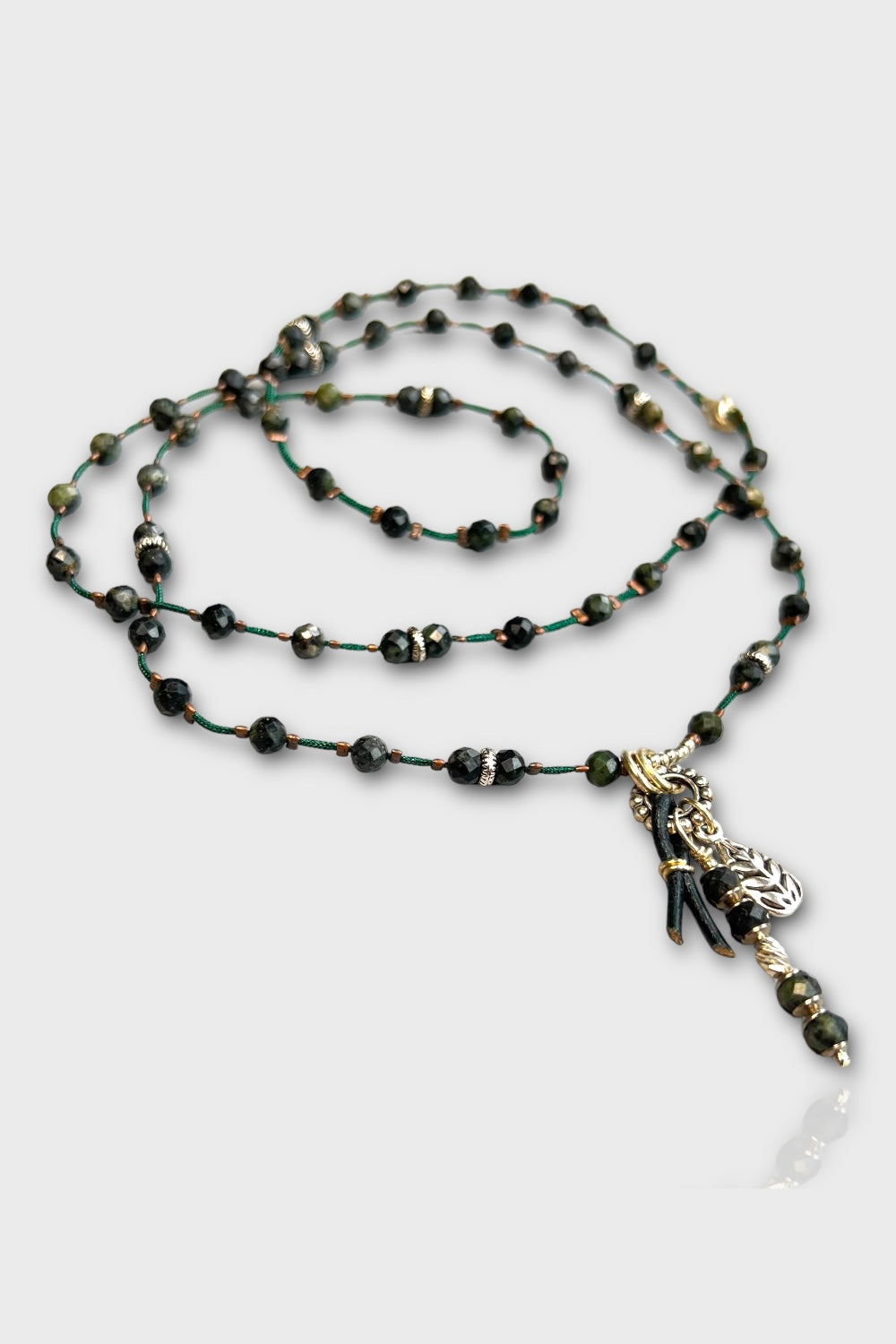 Mey Atelier-Lucius Green – Faset Kesim Yıldız Taşı Gümüş Unisex Kolye-Kolye-2-Milagron.com