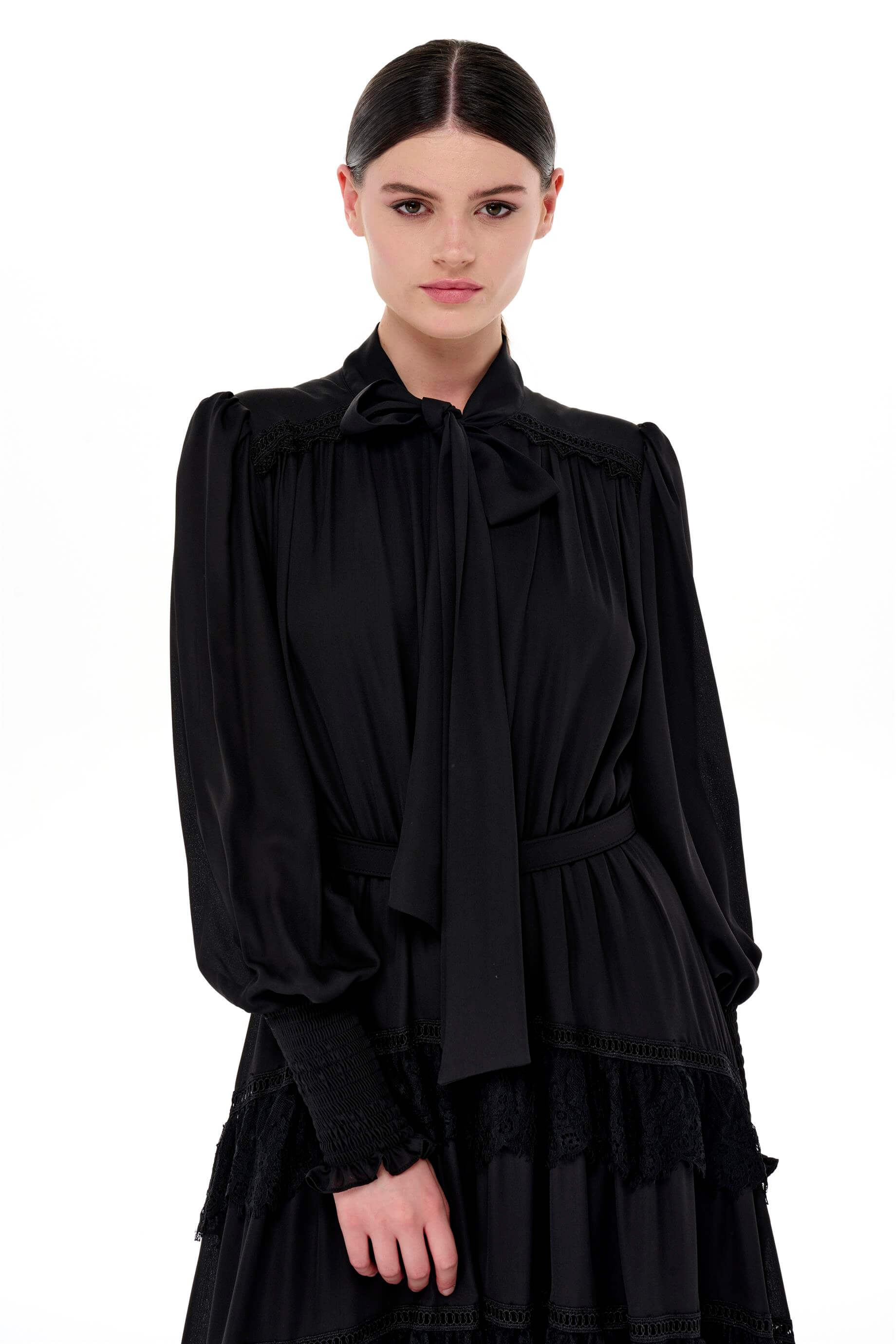 Miha-Eteği̇ Kat Kat Büzgülü Uzun Elbi̇se Siyah-Elbise-4-Milagron.com