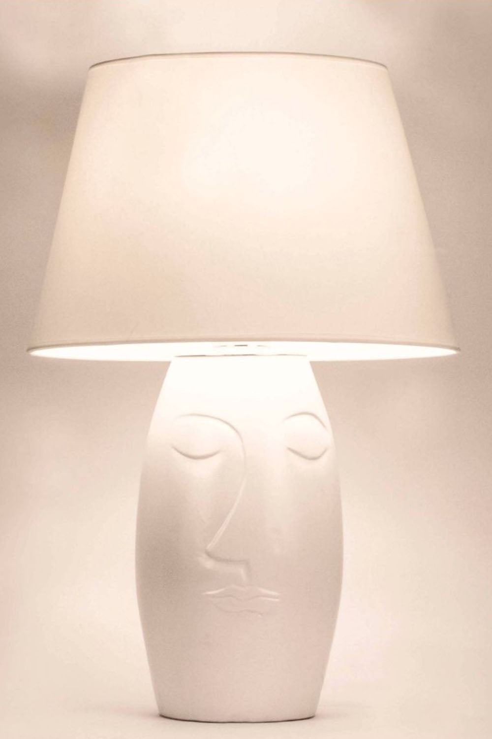 Moena Studio-El Yapımı Modern Barcelona Abajur – Krem Seramik Yüz Formlu, Krem Başlıklı Tasarım-Abajur-2-Milagron.com