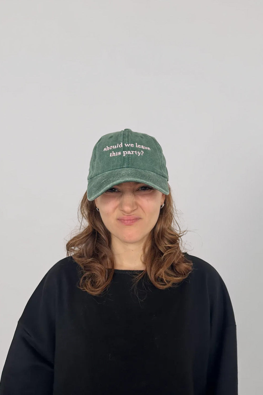 Mujj Studio-Should We Leave This Party? Cap-Şapka-1-Milagron.com