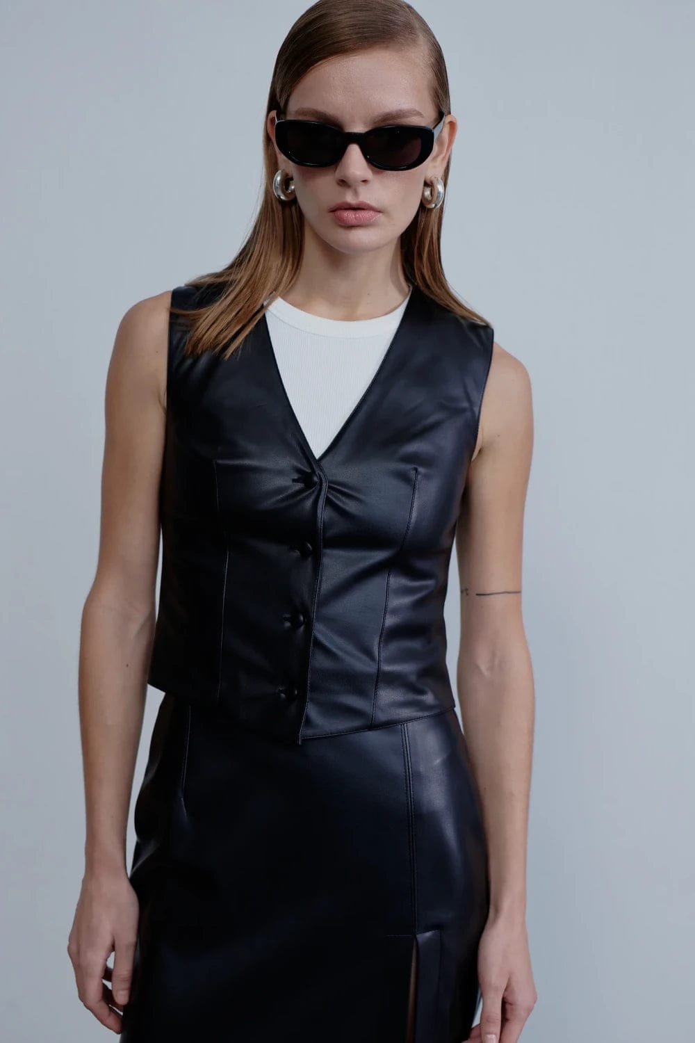 Nazlı Ceren-Brita Vegan Deri Yelek Noire-Yelek-3-Milagron.com