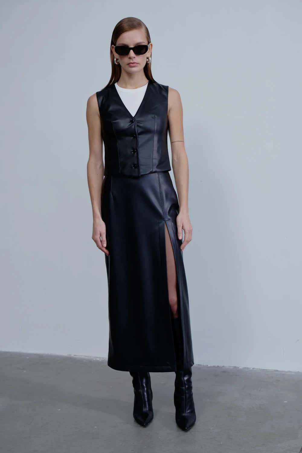 Nazlı Ceren-Brita Vegan Deri Yelek Noire-Yelek-4-Milagron.com