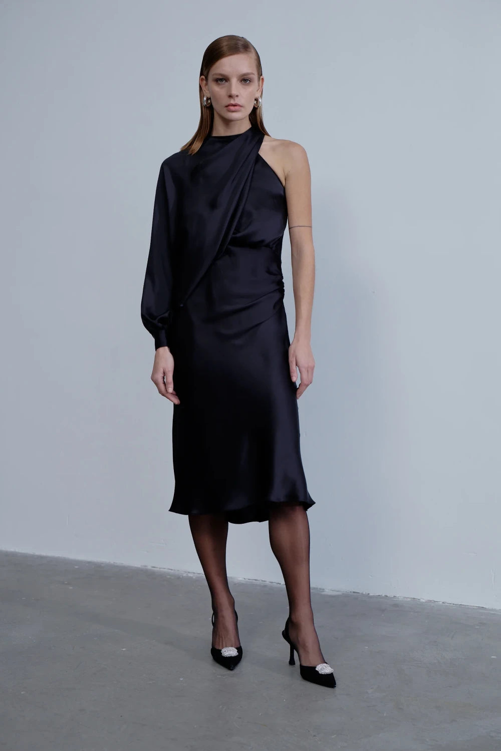 Nazlı Ceren-Emillien Asimetrik Saten Elbise Noire-Elbise-1-Milagron.com