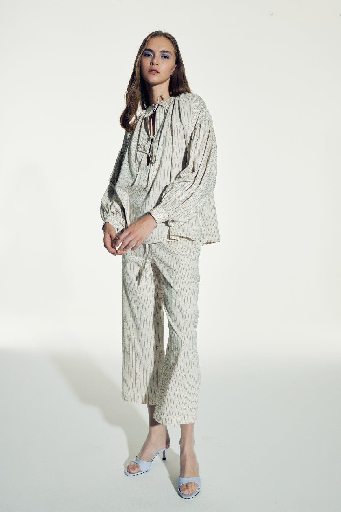 Nazlı Ceren-Eve Çizgili Keten Gömlek-Gömlek-7-Milagron.com