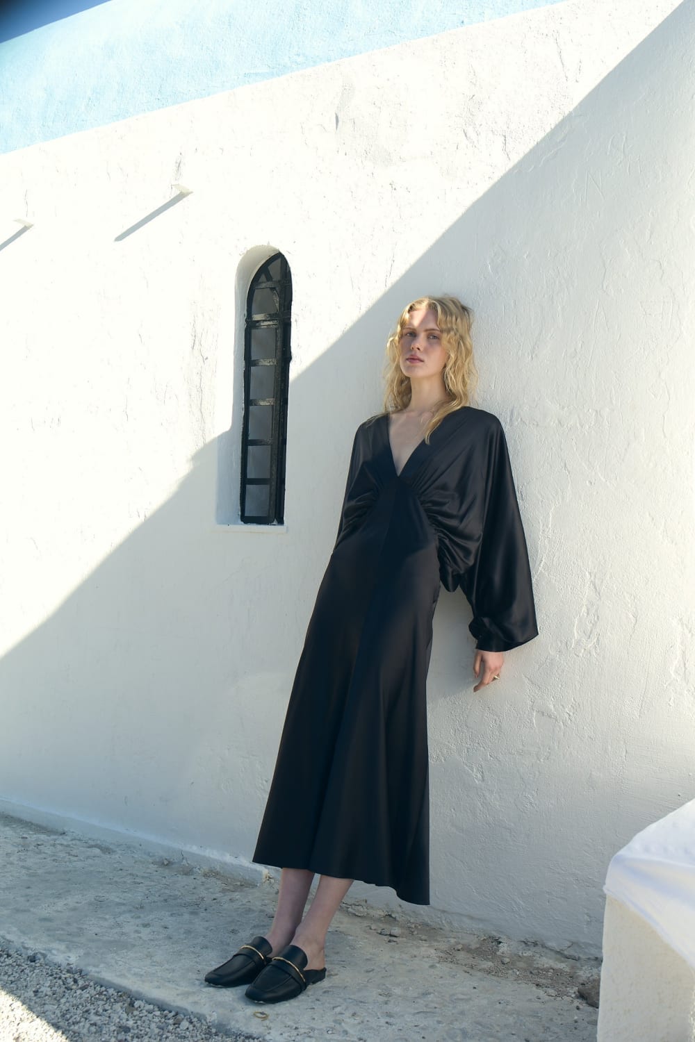 Nazlı Ceren-Mila V Yaka Saten Elbise Siyah-Elbise-3-Milagron.com