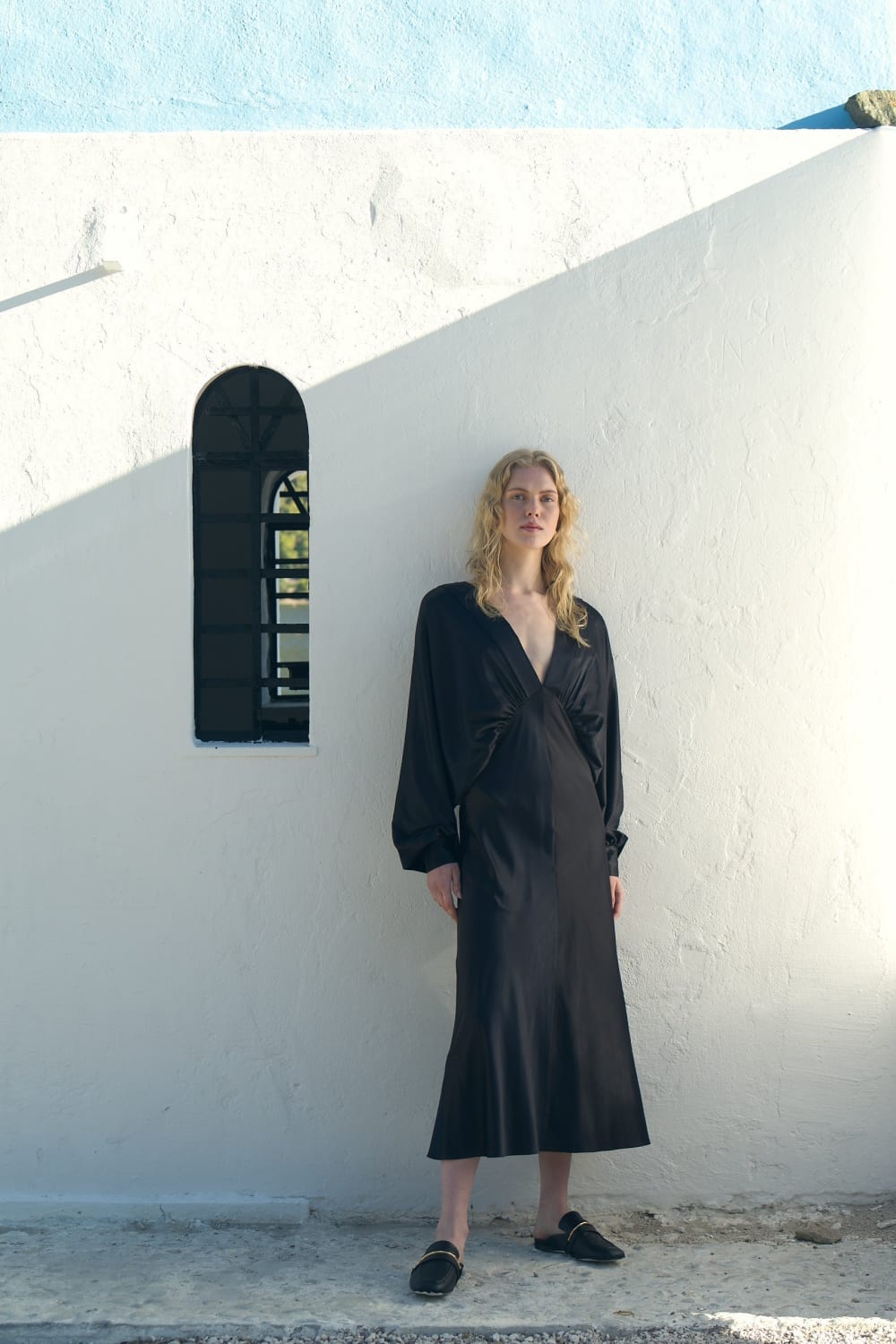 Nazlı Ceren-Mila V Yaka Saten Elbise Siyah-Elbise-4-Milagron.com