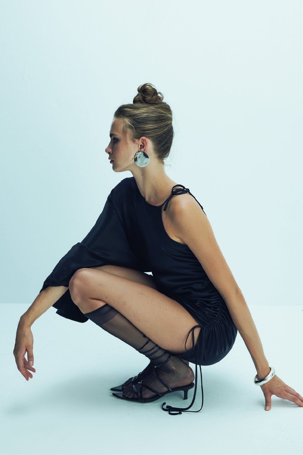 Nazlı Ceren-Rocha Asimetrik Saten Mini Elbise Black-Elbise-8-Milagron.com