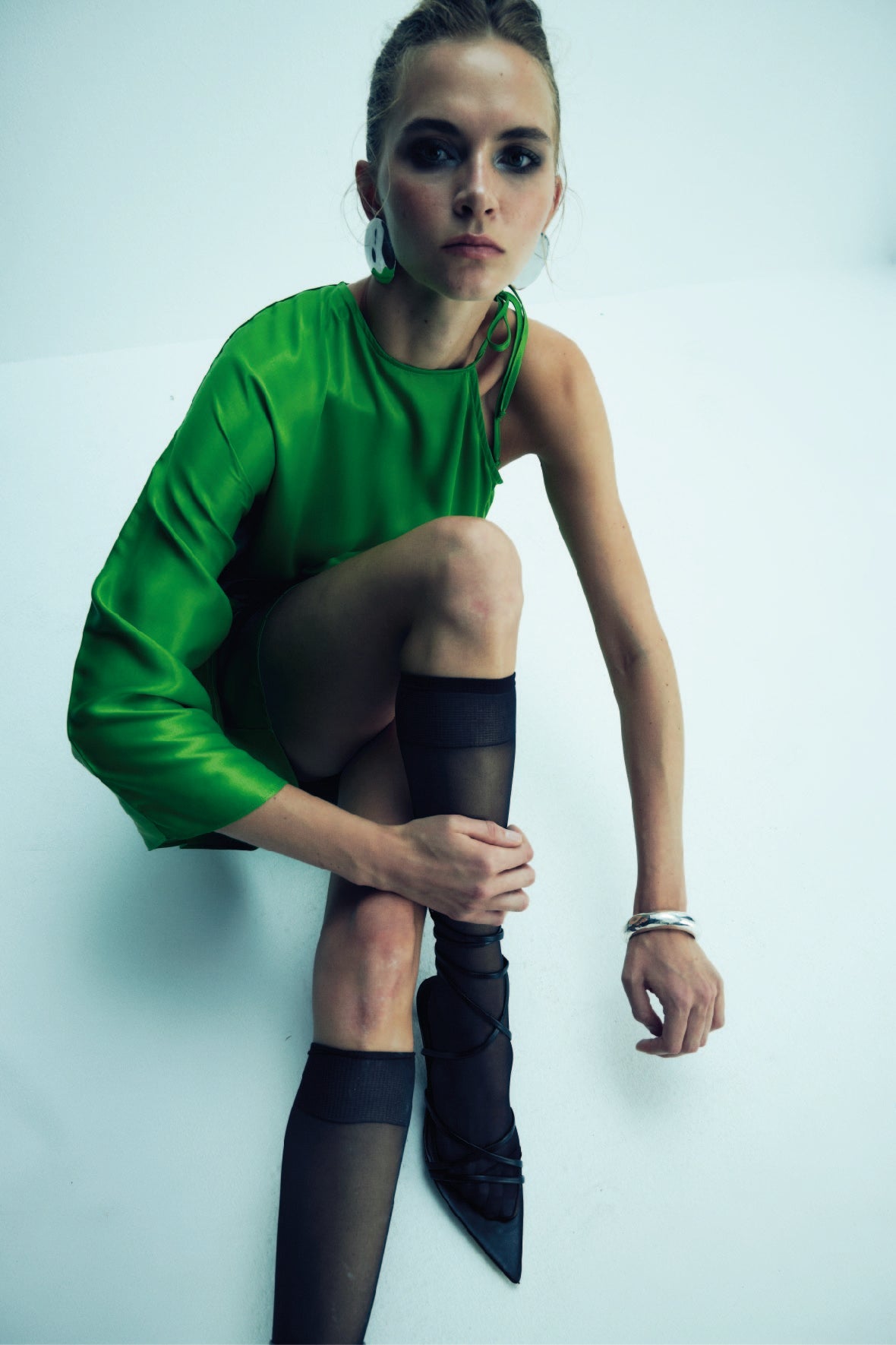 Nazlı Ceren-Rocha Asimetrik Saten Mini Elbise Jolly Green-Elbise-6-Milagron.com