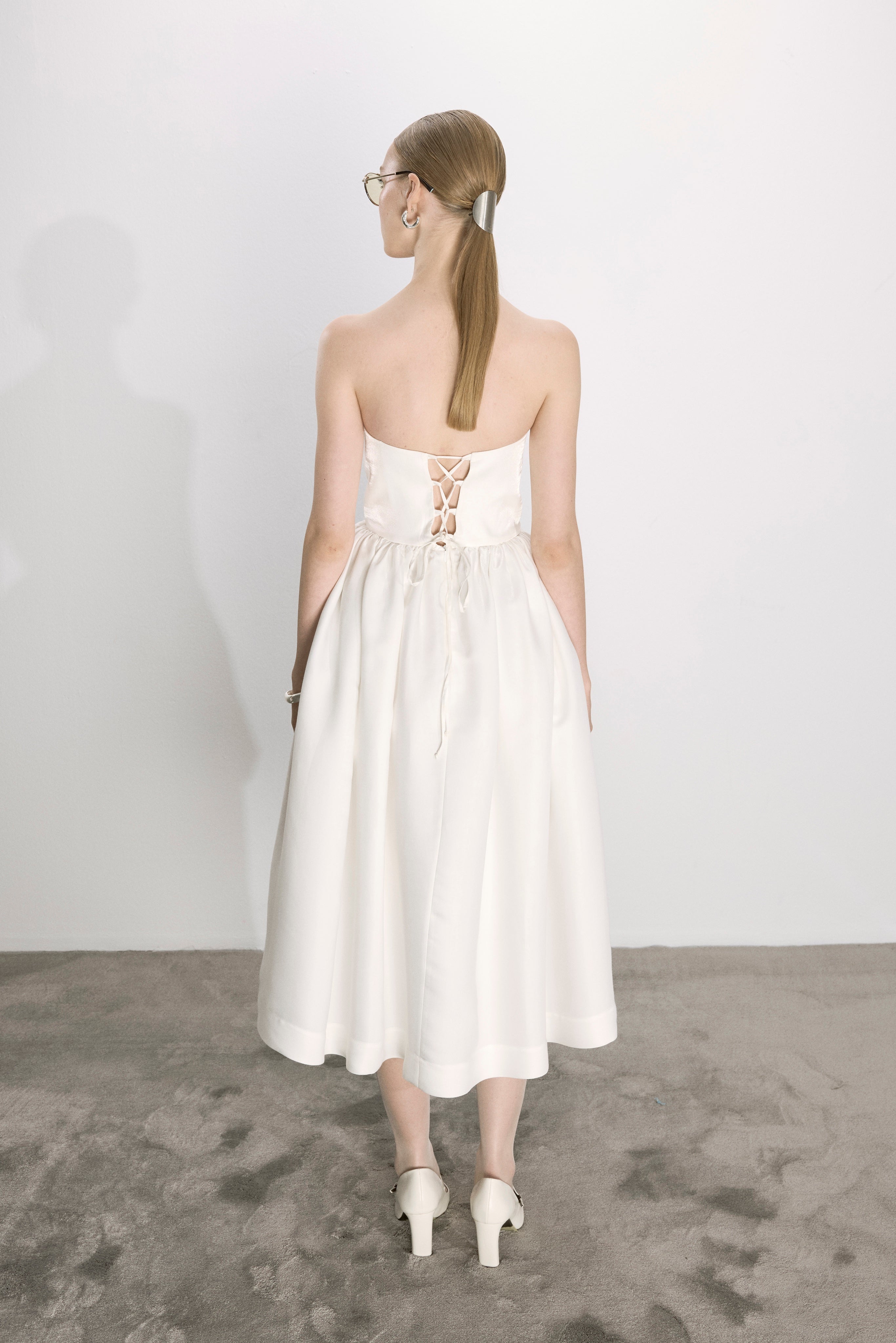 Nazlı Ceren-Sibby Straplez Midi Elbise Beyaz-Elbise-2-Milagron.com