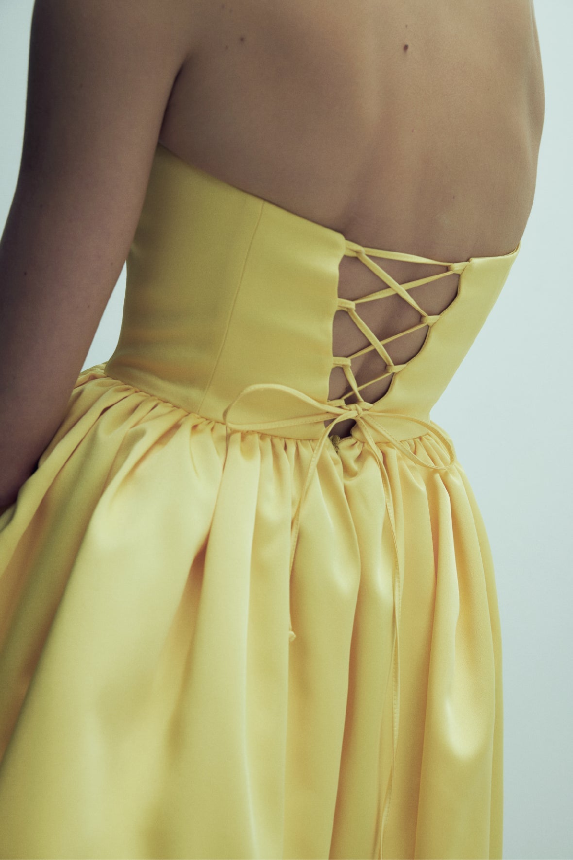 Nazlı Ceren-Sibby Straplez Saten Mini Elbise Marigold-Elbise-10-Milagron.com