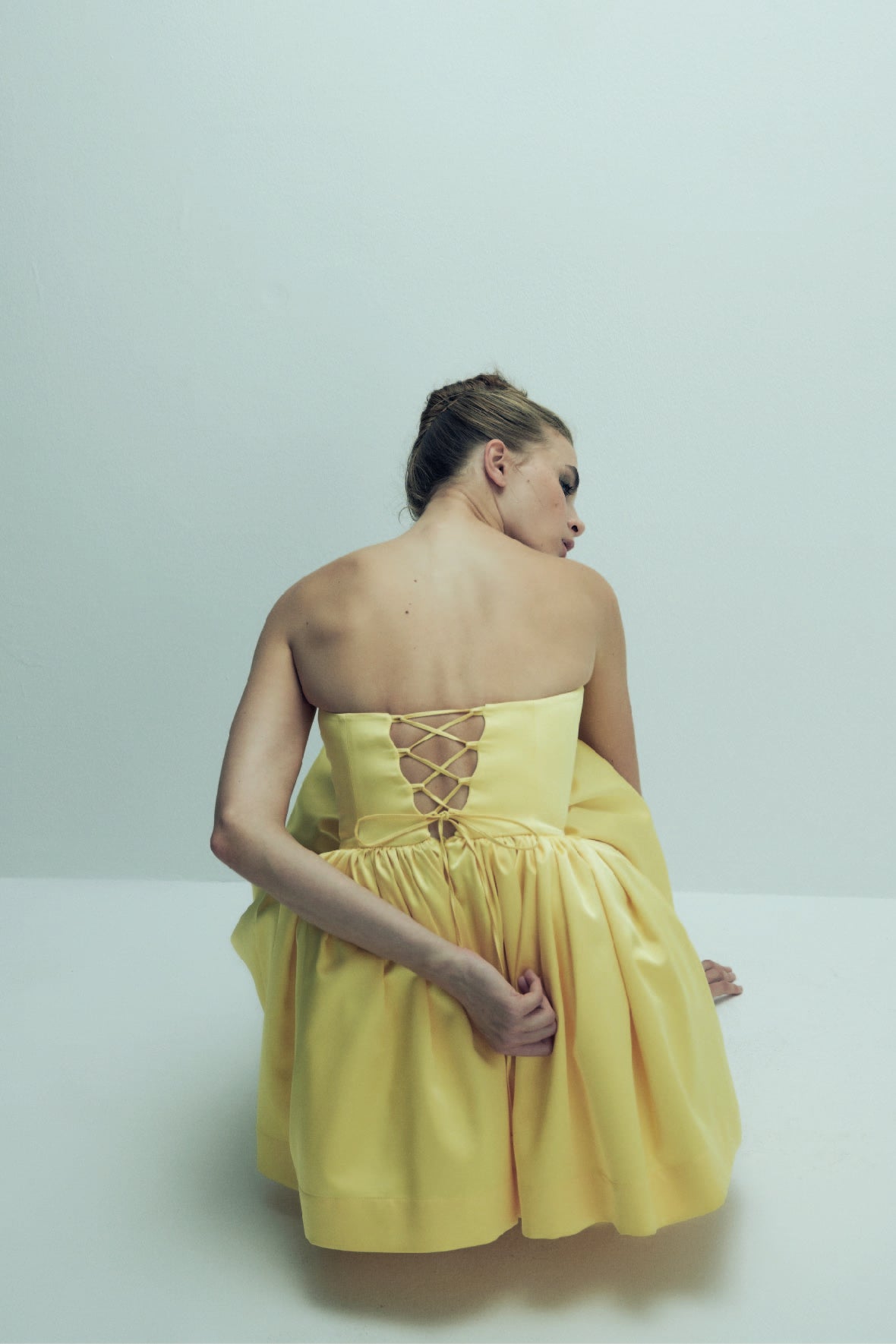 Nazlı Ceren-Sibby Straplez Saten Mini Elbise Marigold-Elbise-3-Milagron.com