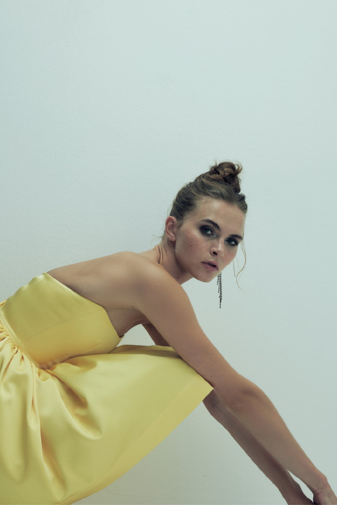 Nazlı Ceren-Sibby Straplez Saten Mini Elbise Marigold-Elbise-6-Milagron.com