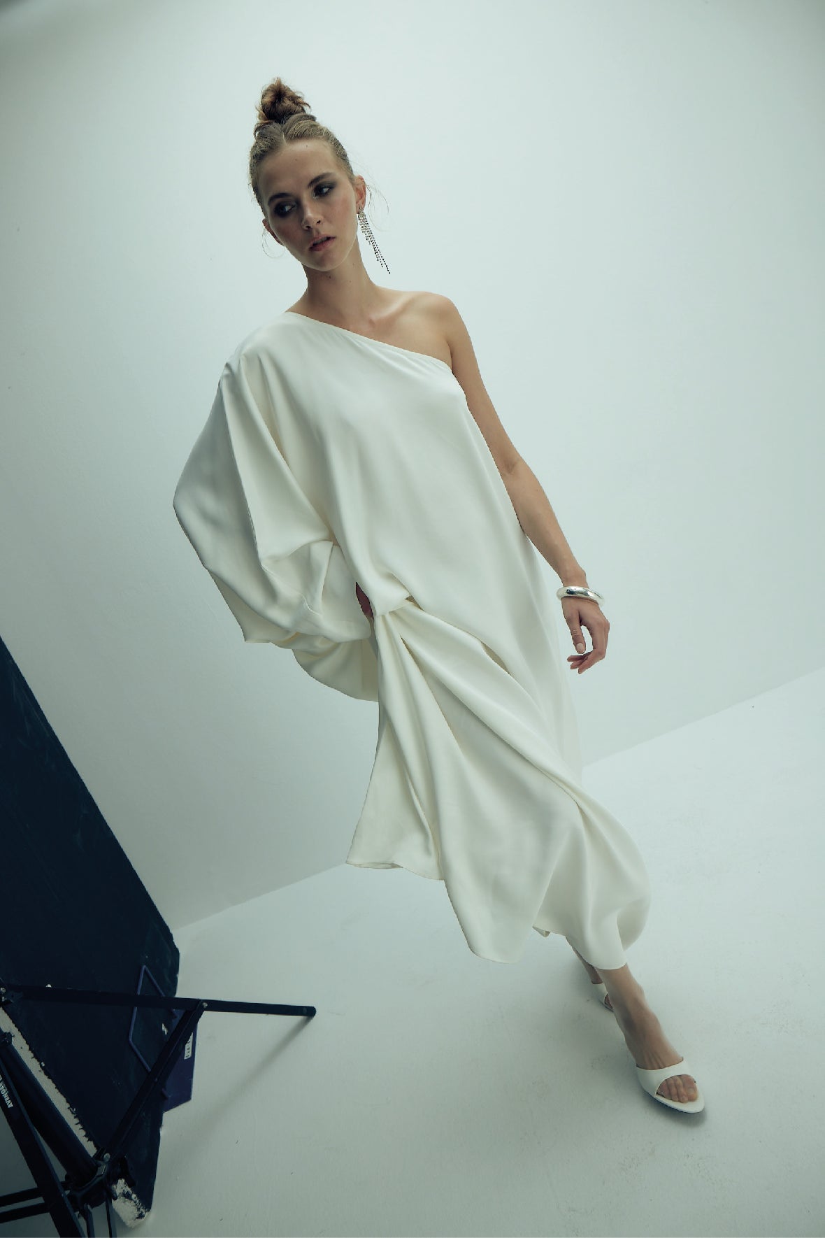 Nazlı Ceren-Venus Tek Omuz Uzun Elbise Beyaz-Elbise-5-Milagron.com