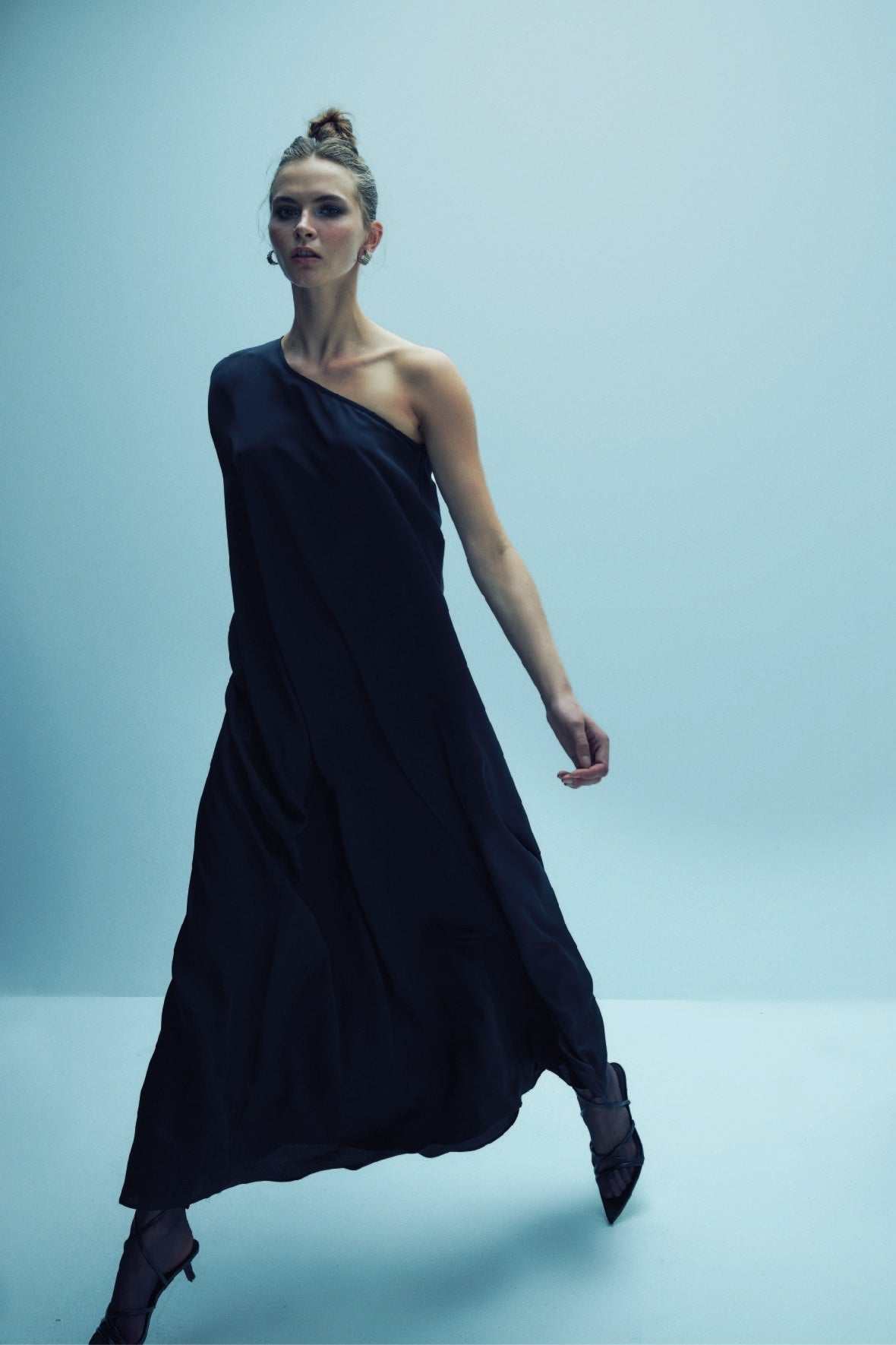 Nazlı Ceren-Venüs Tek Omuz Uzun Elbise Siyah-Elbise-2-Milagron.com