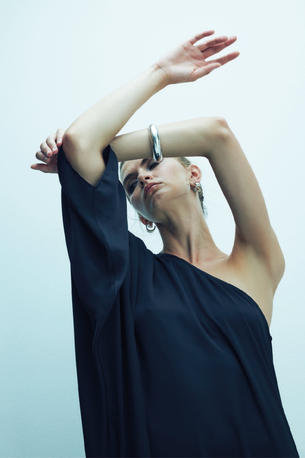 Nazlı Ceren-Venüs Tek Omuz Uzun Elbise Siyah-Elbise-4-Milagron.com