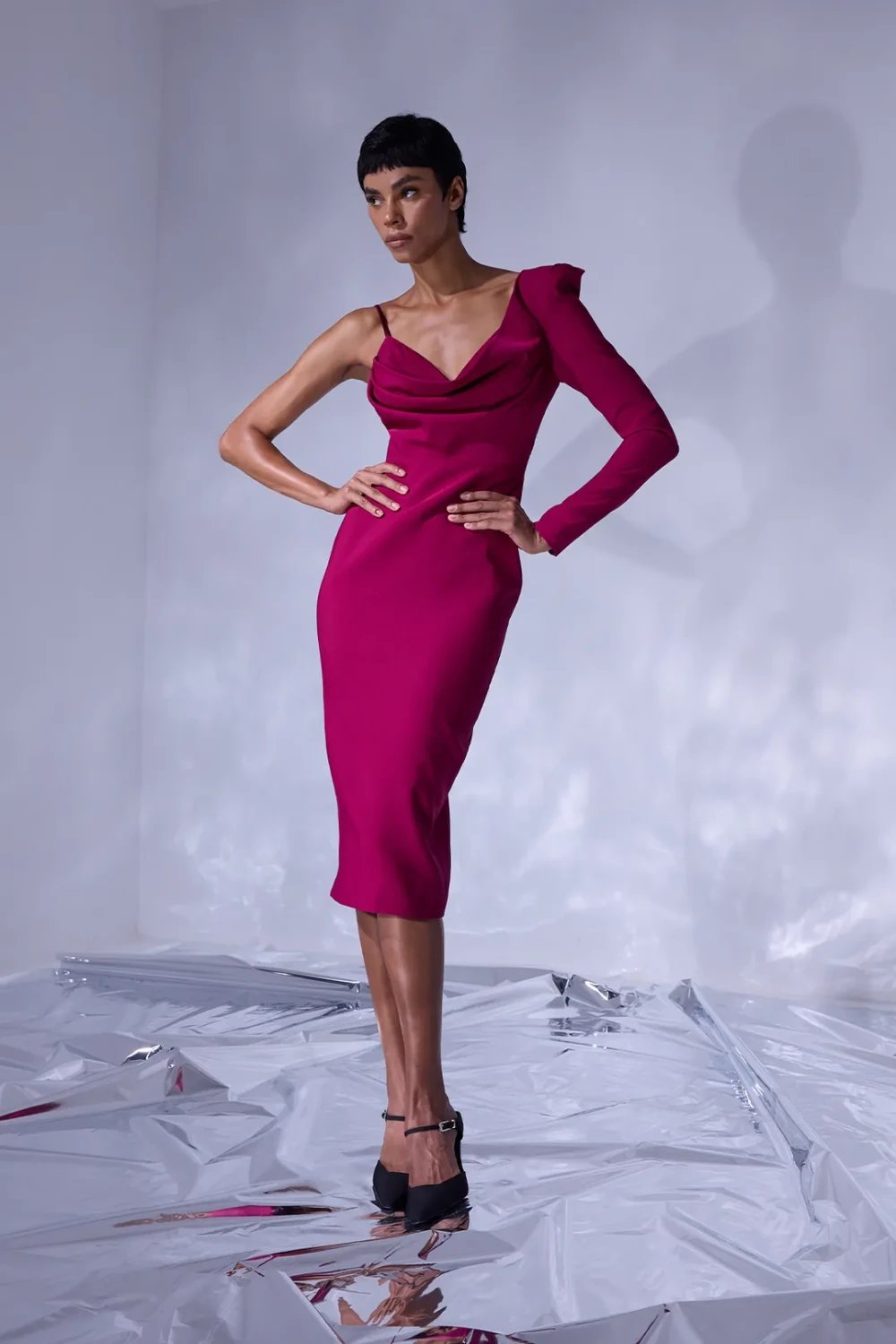 Nilgün Mirza-Celosia Tek Omuzu İnce Askılı Tek Kollu Diz Altı Boy Dar Kalıp Davet Elbisesi-Elbise-1-Milagron.com