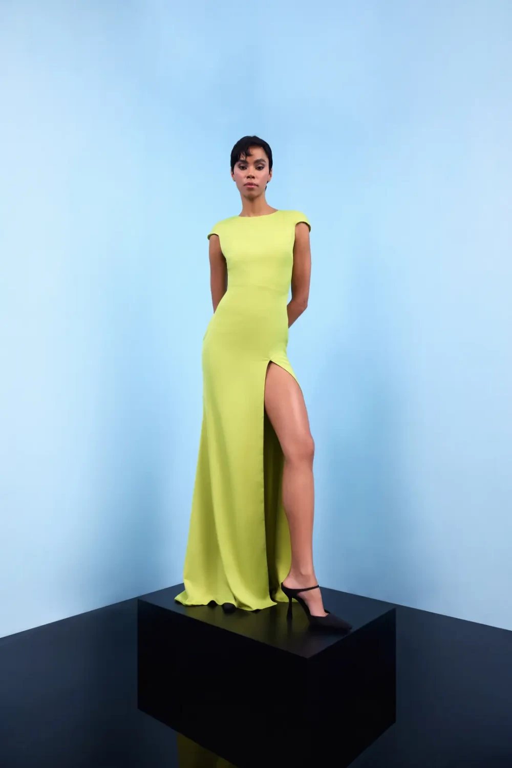 Nilgün Mirza-Deri̇n Yirtmaçli Vatka Detayli Elbi̇se-Elbise-4-Milagron.com