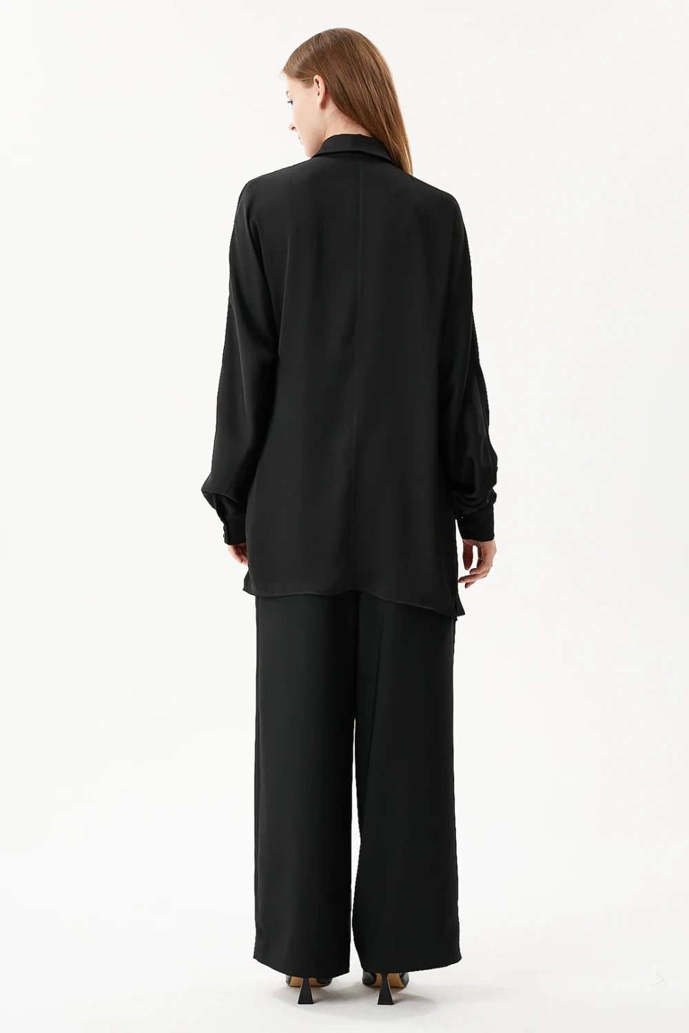 Nilgün Mirza-Etek Ucundan Düğüm Detaylı Önden Düğmeli Rahat Kesim Uzun Kalça Kapatan Saten Gömlek-Gömlek-5-Milagron.com