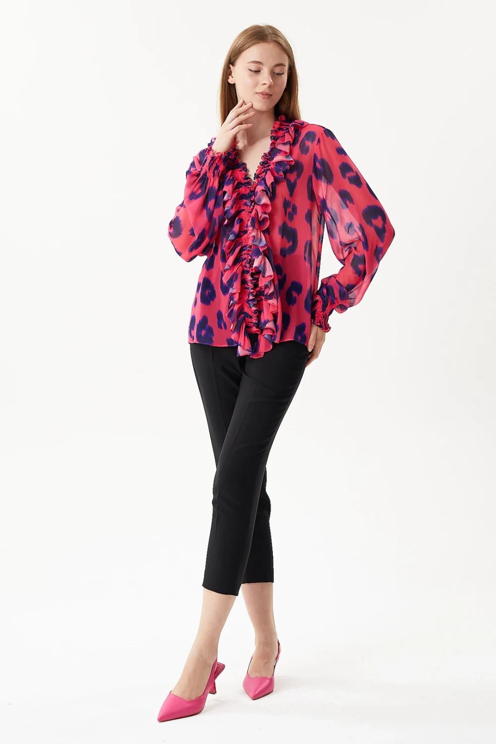 Nilgün Mirza-Leopar Desenli Fırfır Detaylı Öden Birit Düğmeli Rahat Kesim Şifon Gömlek-Gömlek-2-Milagron.com