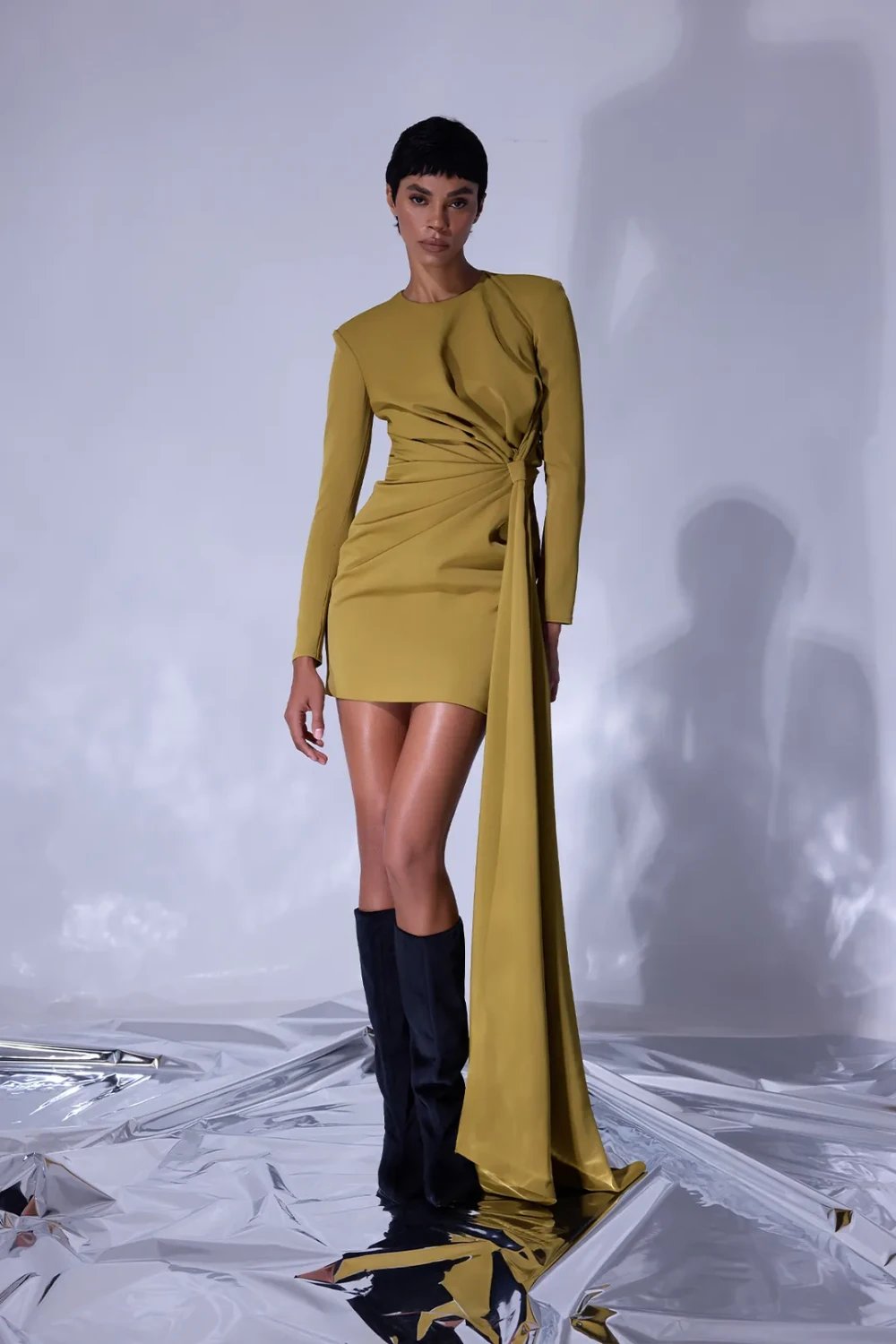 Nilgün Mirza-Ophira Drapeli Belinde Sıradışı Bir Tasarımı Olan Vücudu Saran Mini Elbise-Elbise-4-Milagron.com