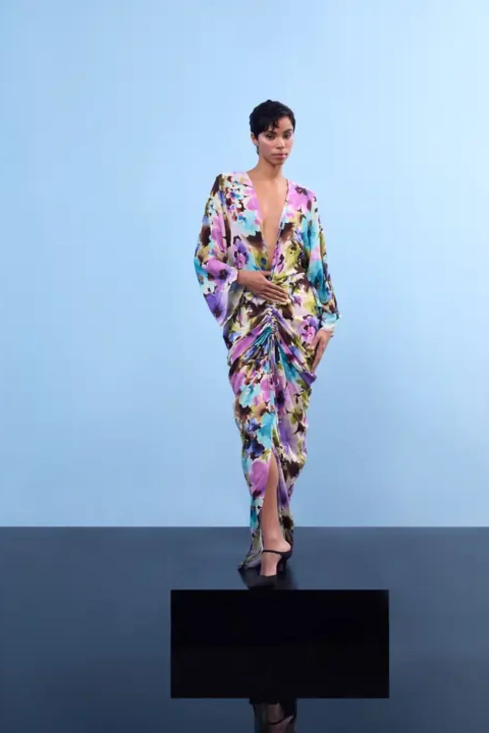 Nilgün Mirza-Vücuda Oturan Büzgü Detayli Elbi̇se-Elbise-1-Milagron.com