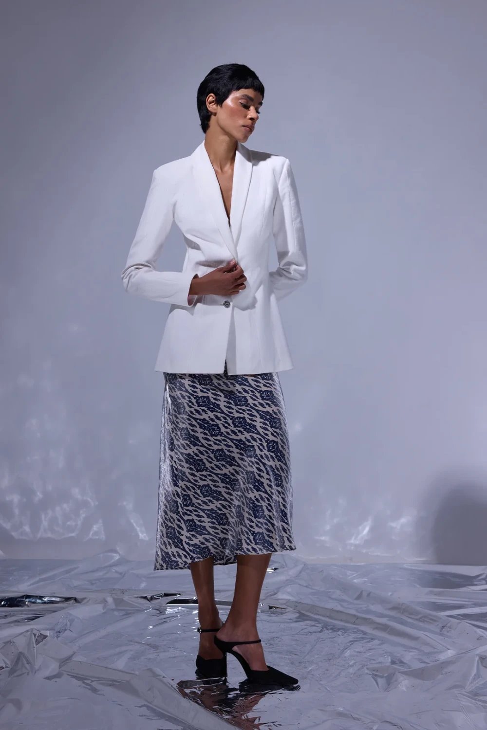 Nilgün Mirza-Vücuda Oturan Taşlı Tek Düğmeli Kapama Fitilli Kadife Blazer Ceket-Ceket-1-Milagron.com