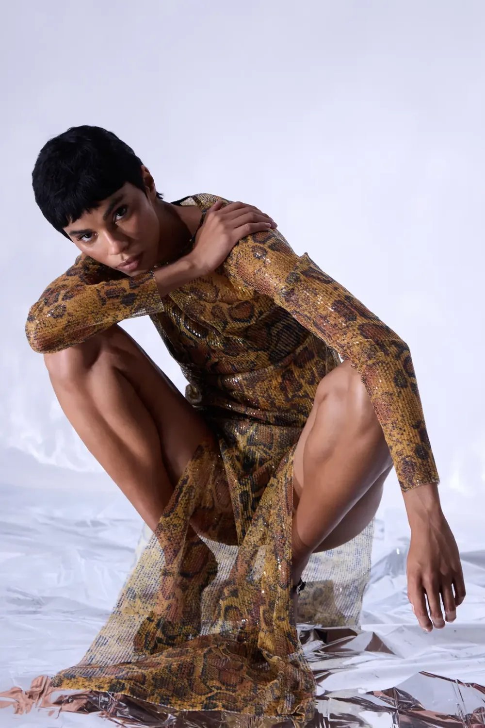 Nilgün Mirza-Yılan Desenli Payet Kumaş İki Yandan Uzun Yırtmaçlı Yuvarlak Yaka Fermuarlı Uzun Gece Elbisesi-Elbise-1-Milagron.com