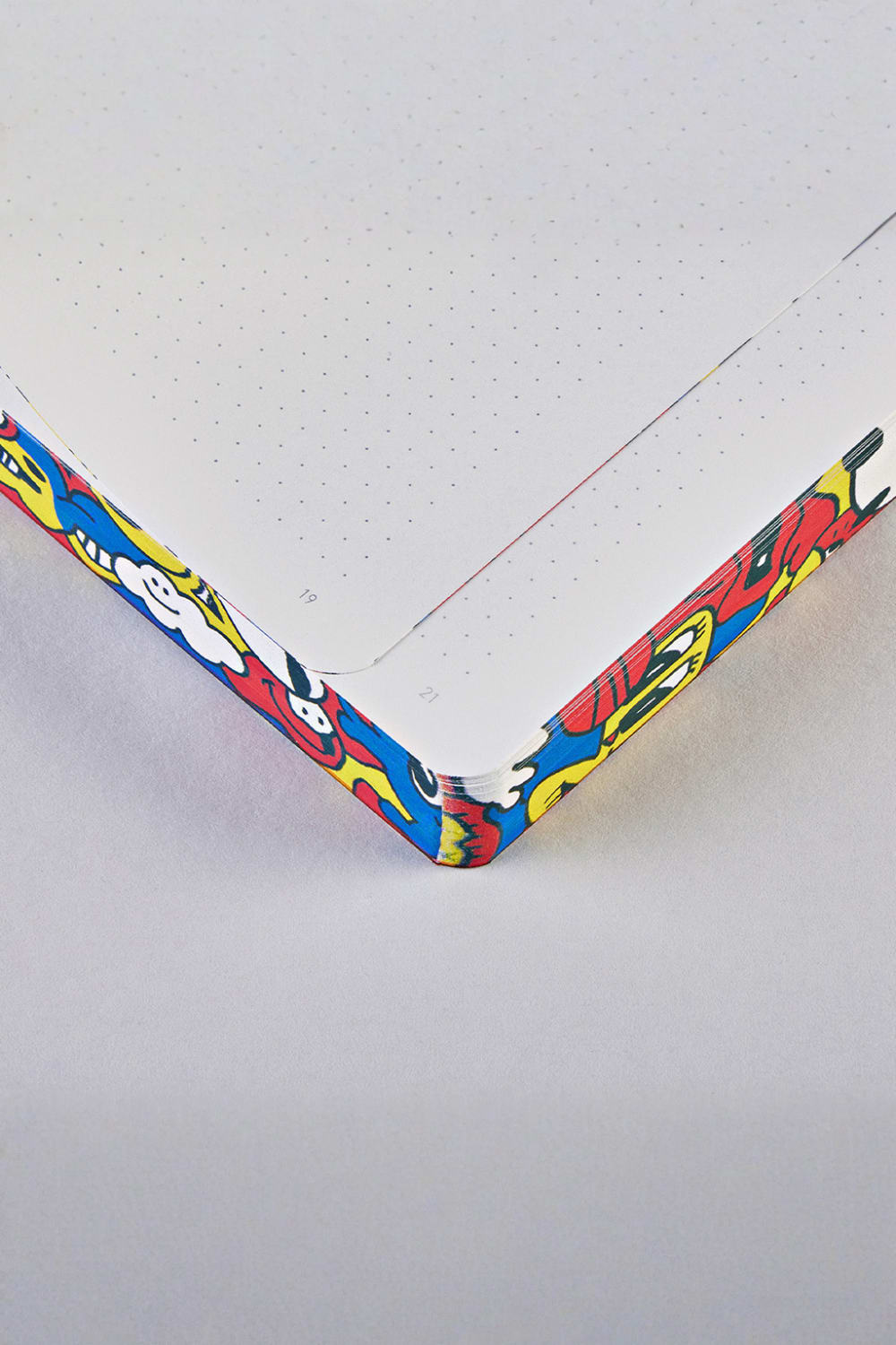 Nuuna-Nuuna Graphic L Defter - Pride Parade-Defter-3-Milagron.com