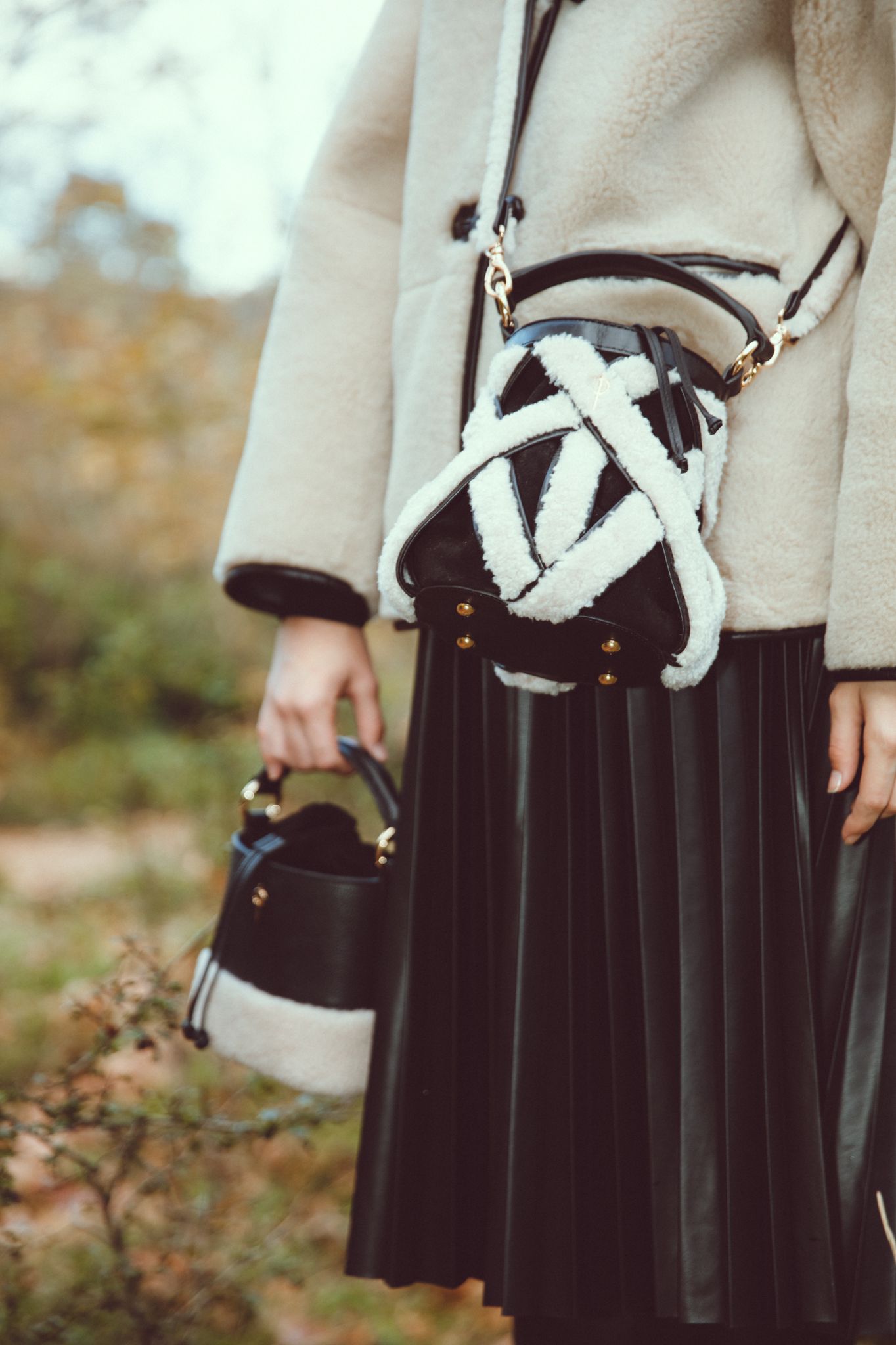 Otrera-Olına Fluffy Black-El Çantası-4-Milagron.com