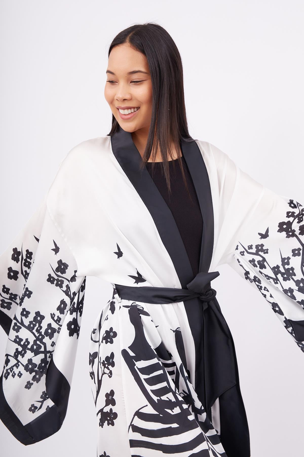 Peraluna-Beach Girls Long Kimono Kadınlar Ve Sakura Baskılı Uzun Saten Kadın Kimono Siyah Beyaz-Kimono-2-Milagron.com