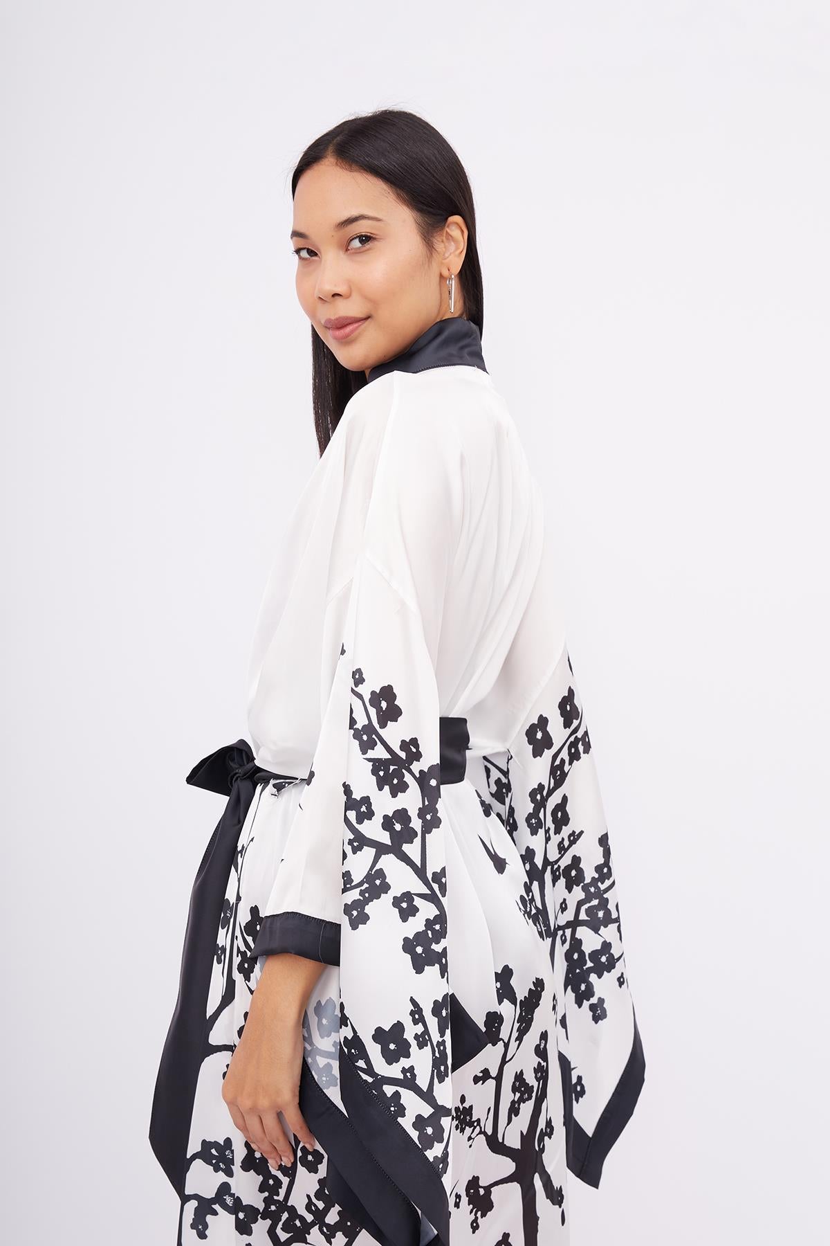 Peraluna-Beach Girls Long Kimono Kadınlar Ve Sakura Baskılı Uzun Saten Kadın Kimono Siyah Beyaz-Kimono-3-Milagron.com