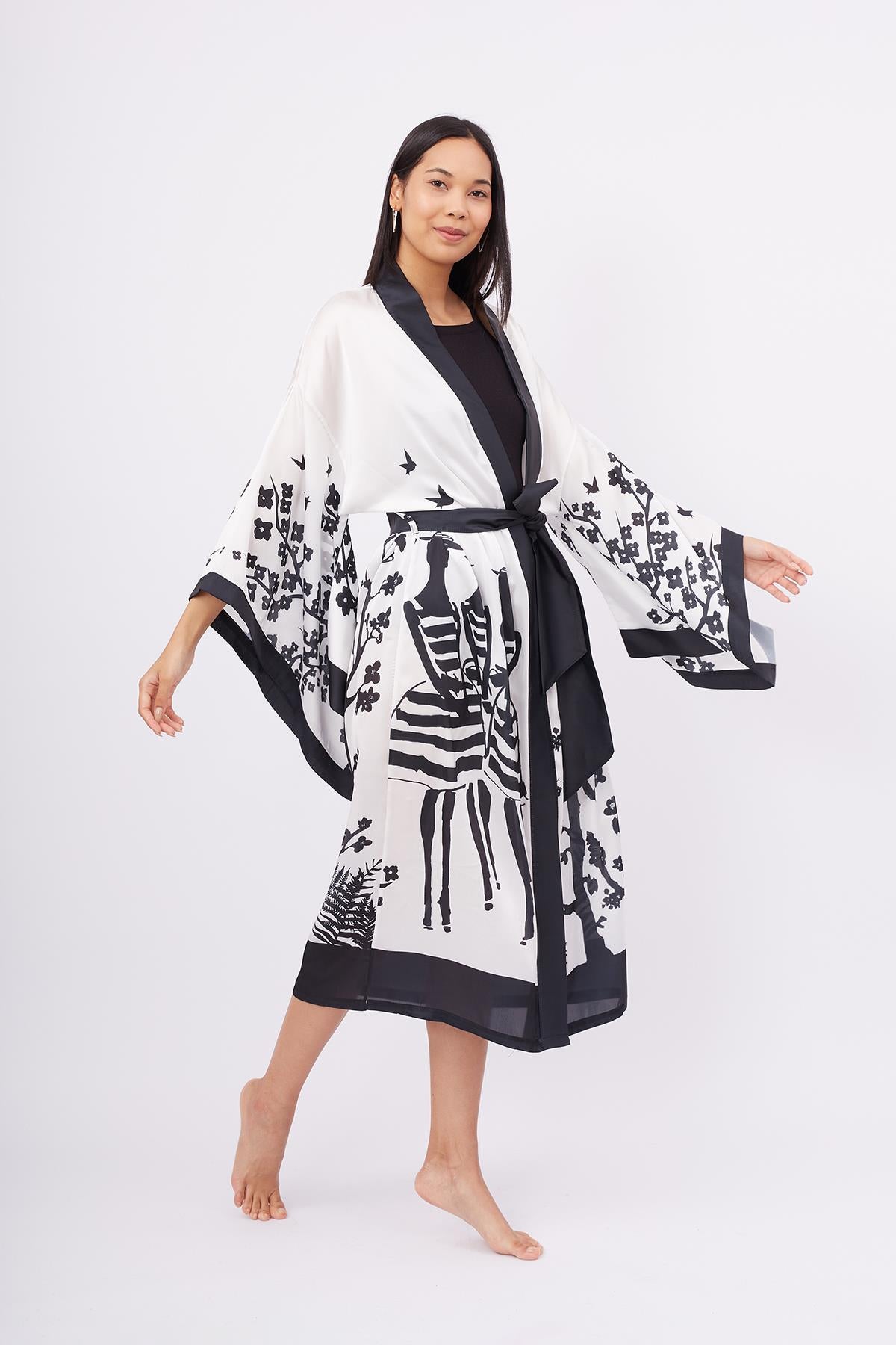 Peraluna-Beach Girls Long Kimono Kadınlar Ve Sakura Baskılı Uzun Saten Kadın Kimono Siyah Beyaz-Kimono-4-Milagron.com
