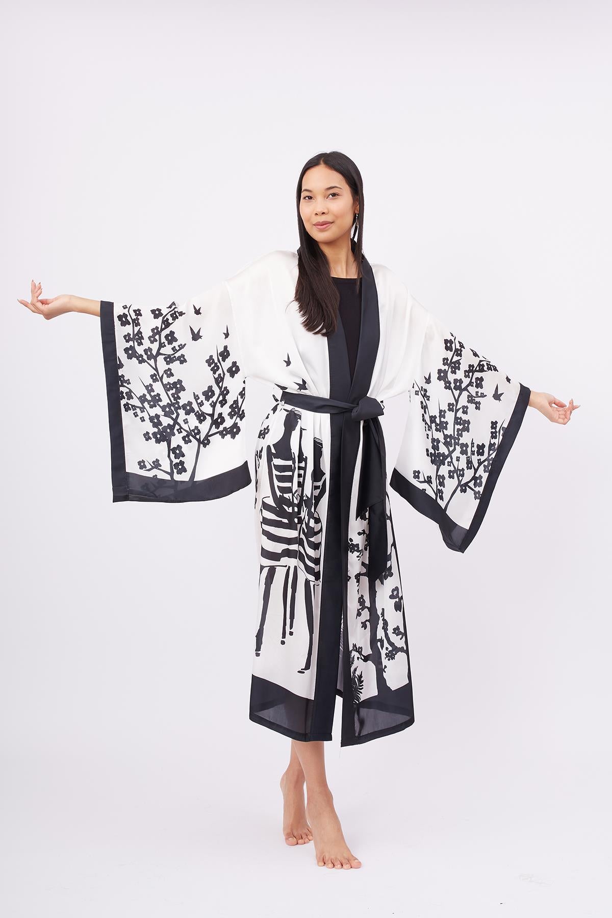 Peraluna-Beach Girls Long Kimono Kadınlar Ve Sakura Baskılı Uzun Saten Kadın Kimono Siyah Beyaz-Kimono-6-Milagron.com