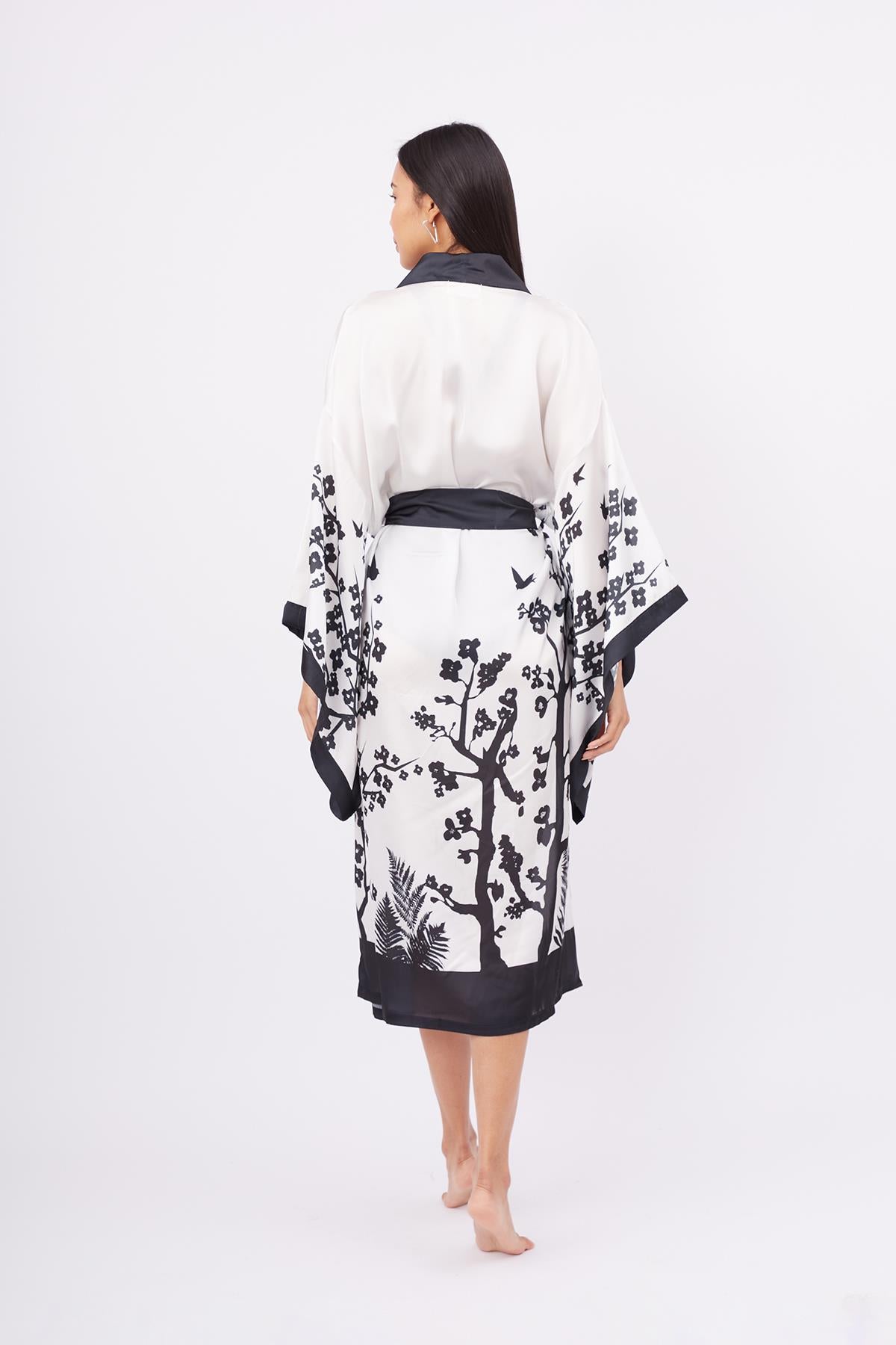 Peraluna-Beach Girls Long Kimono Kadınlar Ve Sakura Baskılı Uzun Saten Kadın Kimono Siyah Beyaz-Kimono-7-Milagron.com