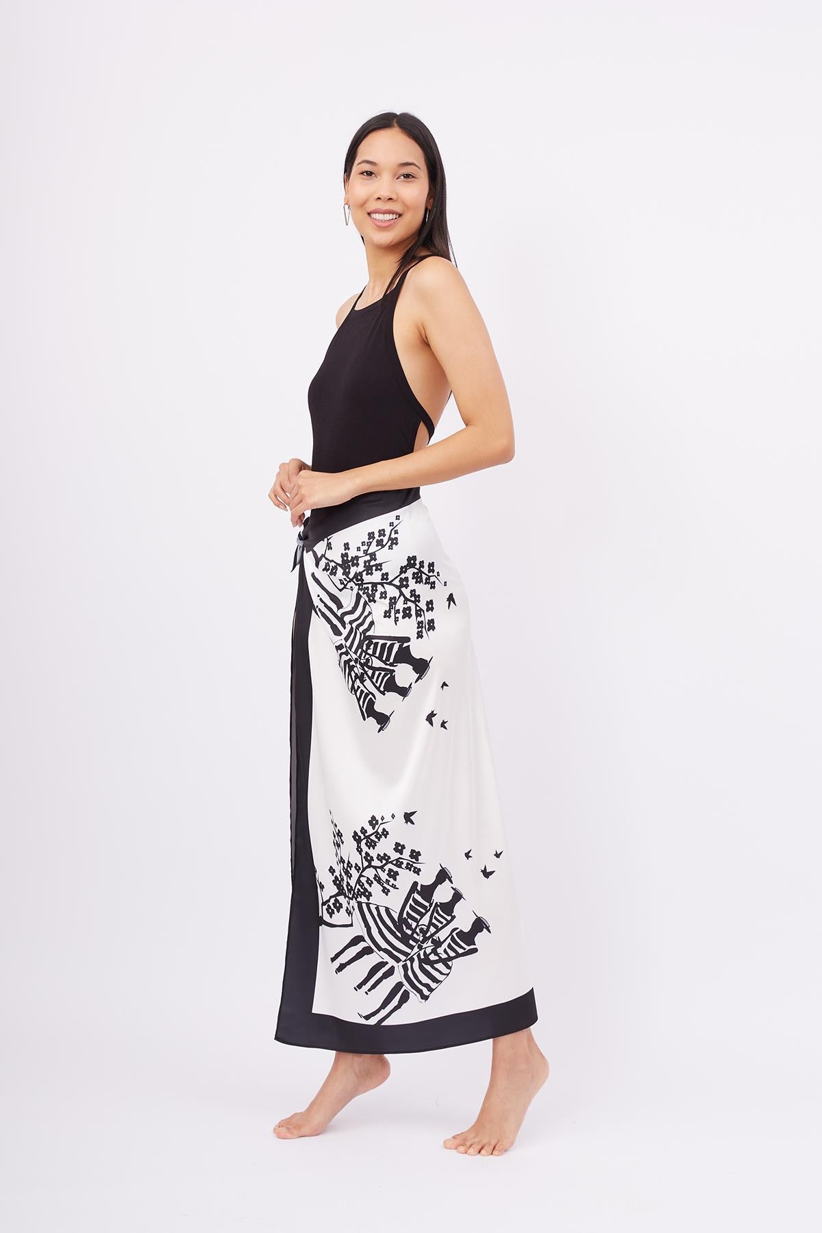 Peraluna-Beach Girls Scarfe Kadınlar Ve Sakura Baskılı Saten Kadın Eşarp Siyah/Beyaz-Eşarp-3-Milagron.com