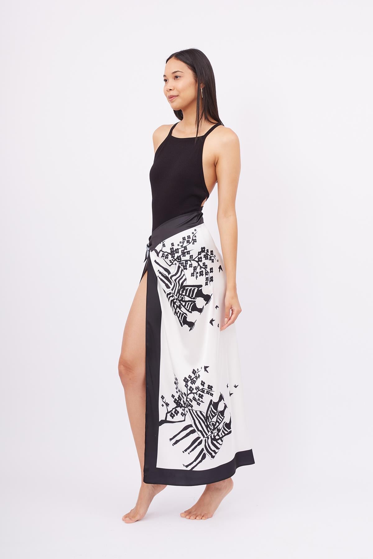 Peraluna-Beach Girls Scarfe Kadınlar Ve Sakura Baskılı Saten Kadın Eşarp Siyah/Beyaz-Eşarp-7-Milagron.com