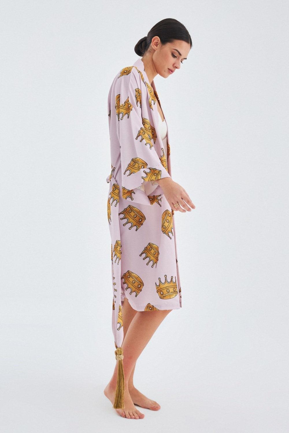 Peraluna-Crown Kral Tacı Desenli Diz Altı Saten Kadın Kimono-Kimono-6-Milagron.com