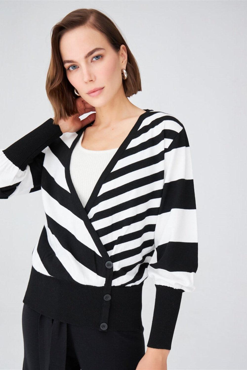 Peraluna-Derin Yaka Dökümlü Kolları Büzgülü Kadın Triko Kazak-Kazak & Triko-2-Milagron.com