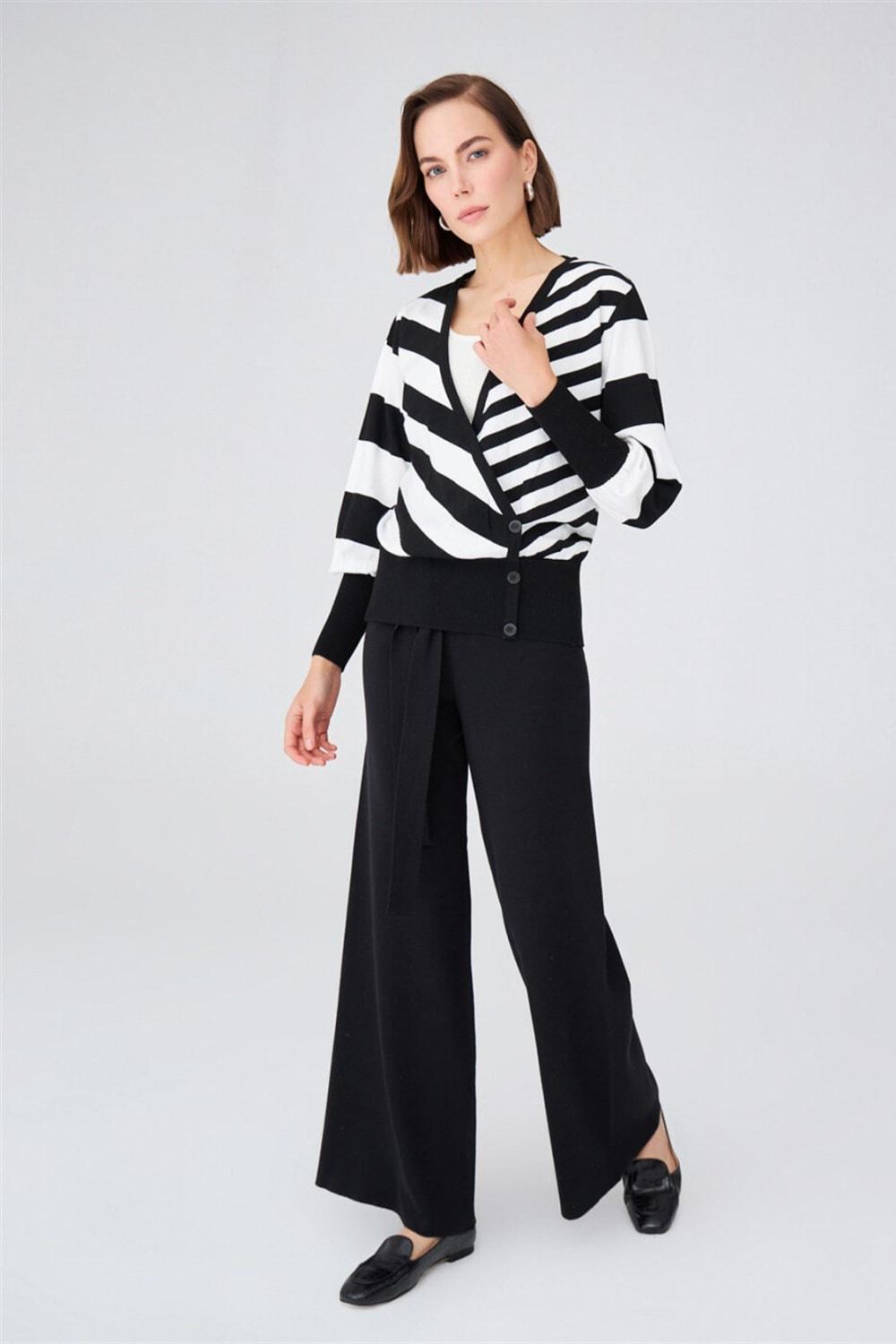 Peraluna-Derin Yaka Dökümlü Kolları Büzgülü Kadın Triko Kazak-Kazak & Triko-3-Milagron.com