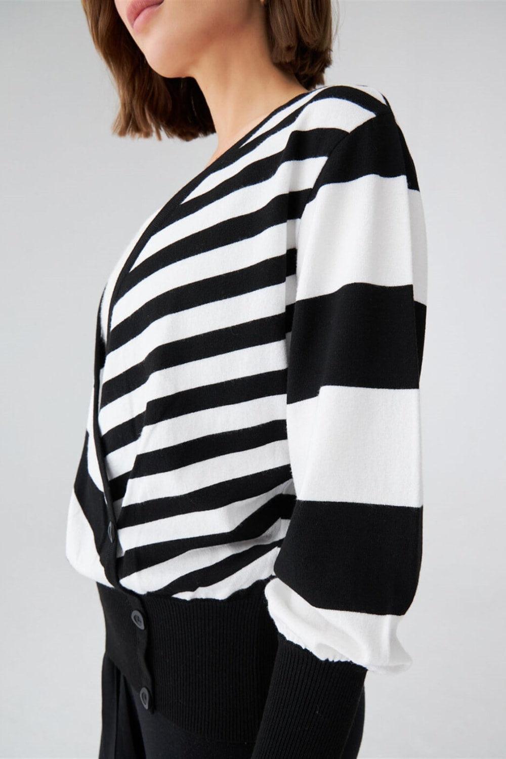 Peraluna-Derin Yaka Dökümlü Kolları Büzgülü Kadın Triko Kazak-Kazak & Triko-4-Milagron.com