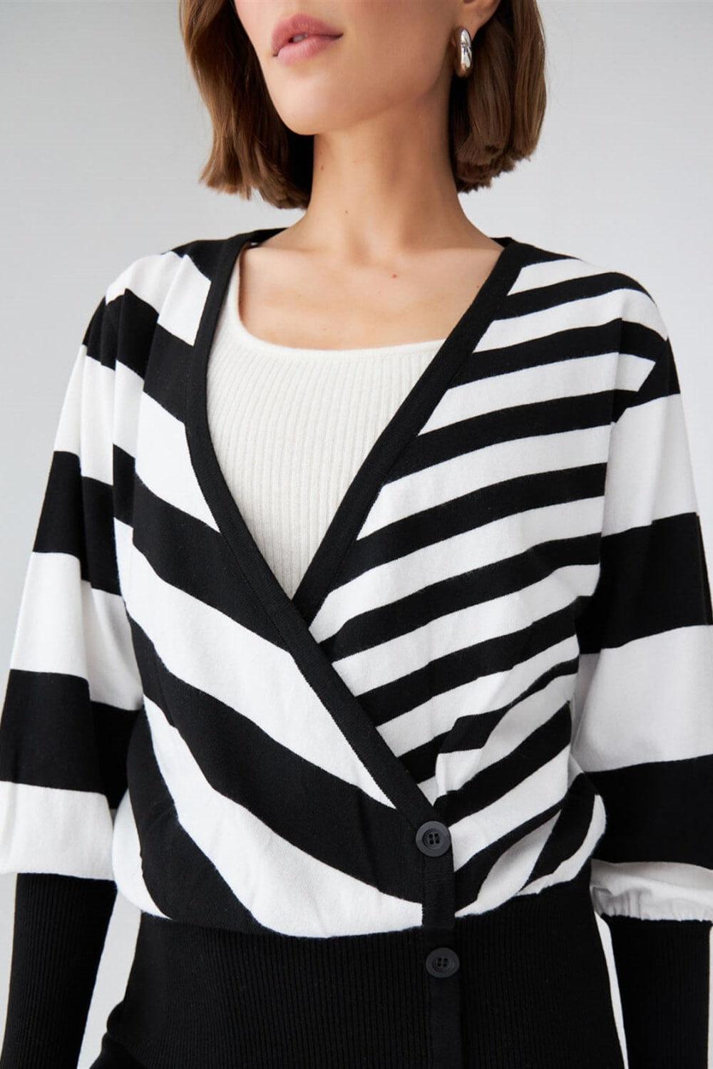 Peraluna-Derin Yaka Dökümlü Kolları Büzgülü Kadın Triko Kazak-Kazak & Triko-5-Milagron.com